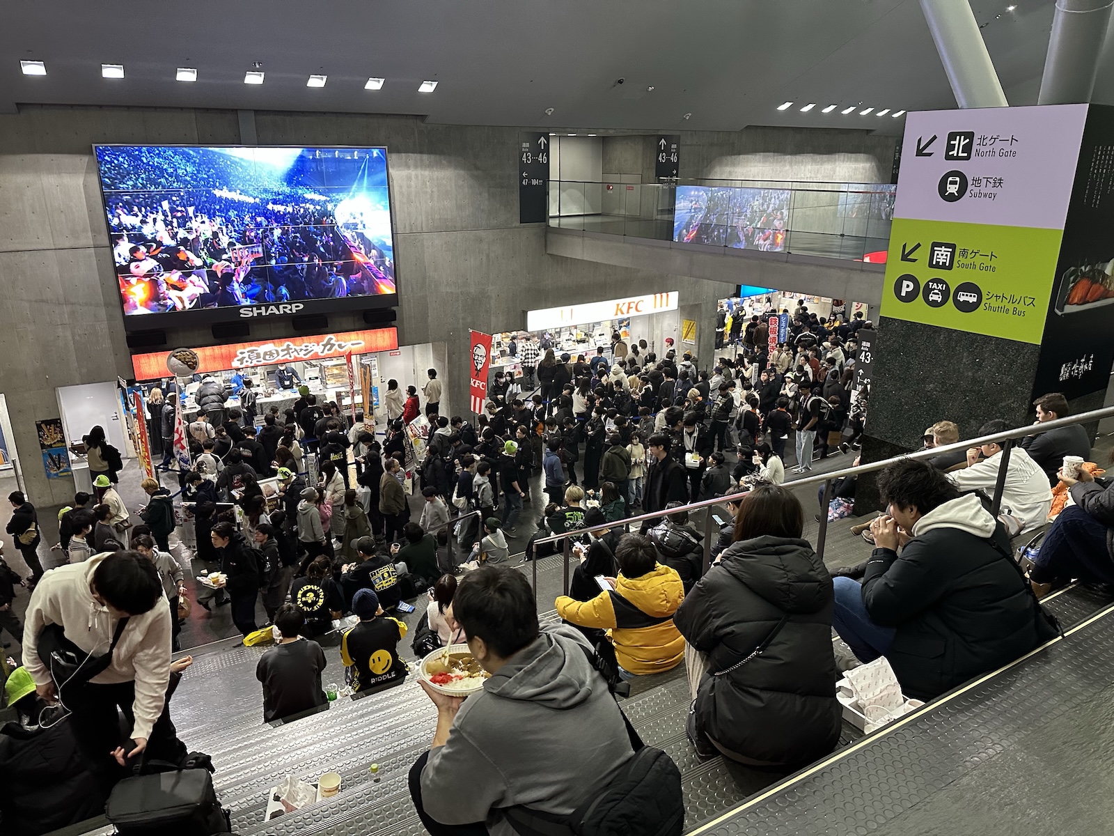 ドーム内のファストフード店も営業。連日大盛況だった