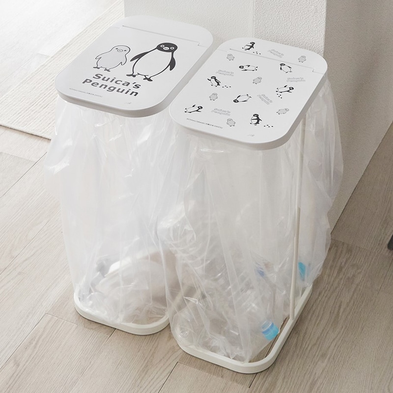 ゴミ袋を掛けてフタをするだけのシンプルな設計で、場所を取らずにゴミ箱の設置が可能。単品の使用はもちろん、2つを並べることで目印になり分別しやすくなる