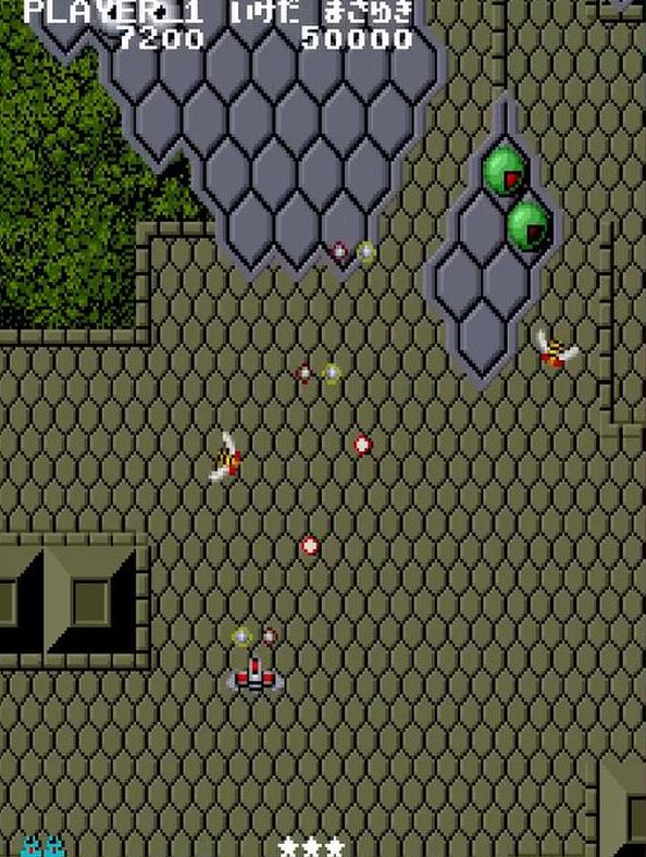 1面序盤に出現するザコ敵なのに、いきなり2発も弾を撃ってくる