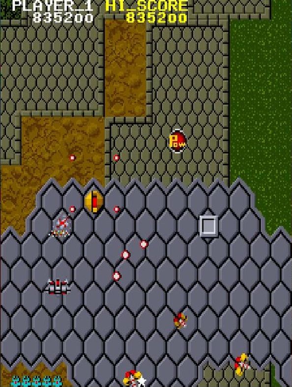 写真の黄色い砲台は、いっぺんに4発も弾を撃つ。トンボの3WAY弾による同時攻撃も相まって大ピンチに……