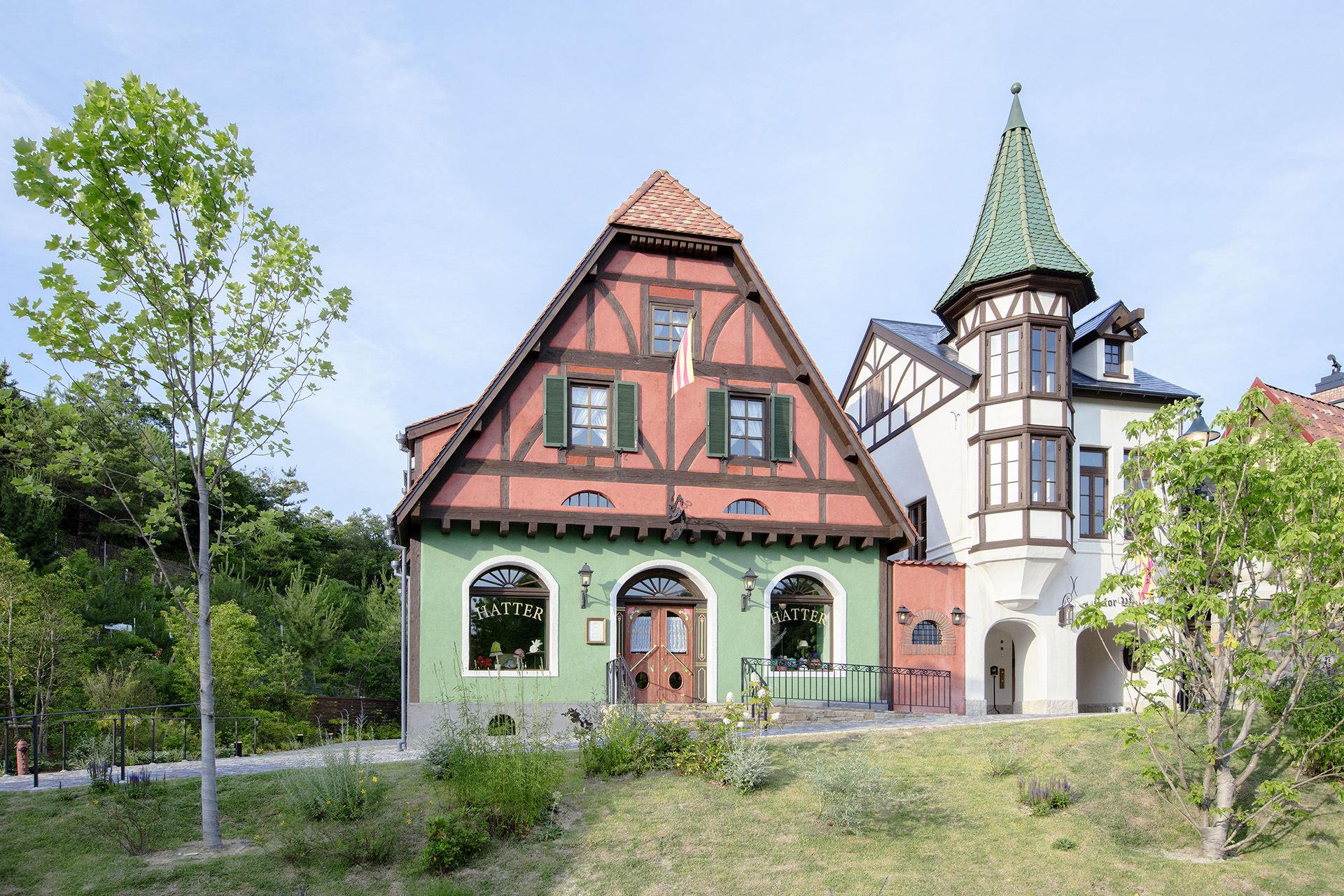 魔女の谷のヨーロッパ風の街並みにある「ハウルの動く城」の「ハッター帽子店」