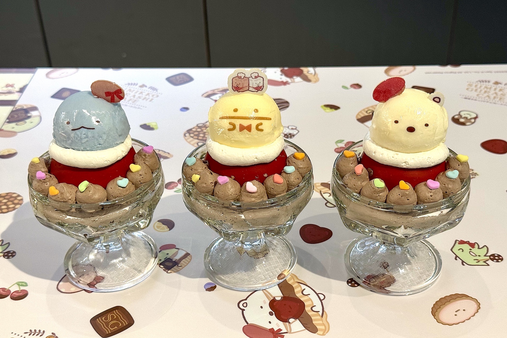 「まめマスター特製タルトサンデー」 価格：各990円。アイス部分は6キャラクターから選べ、それぞれ味が異なる