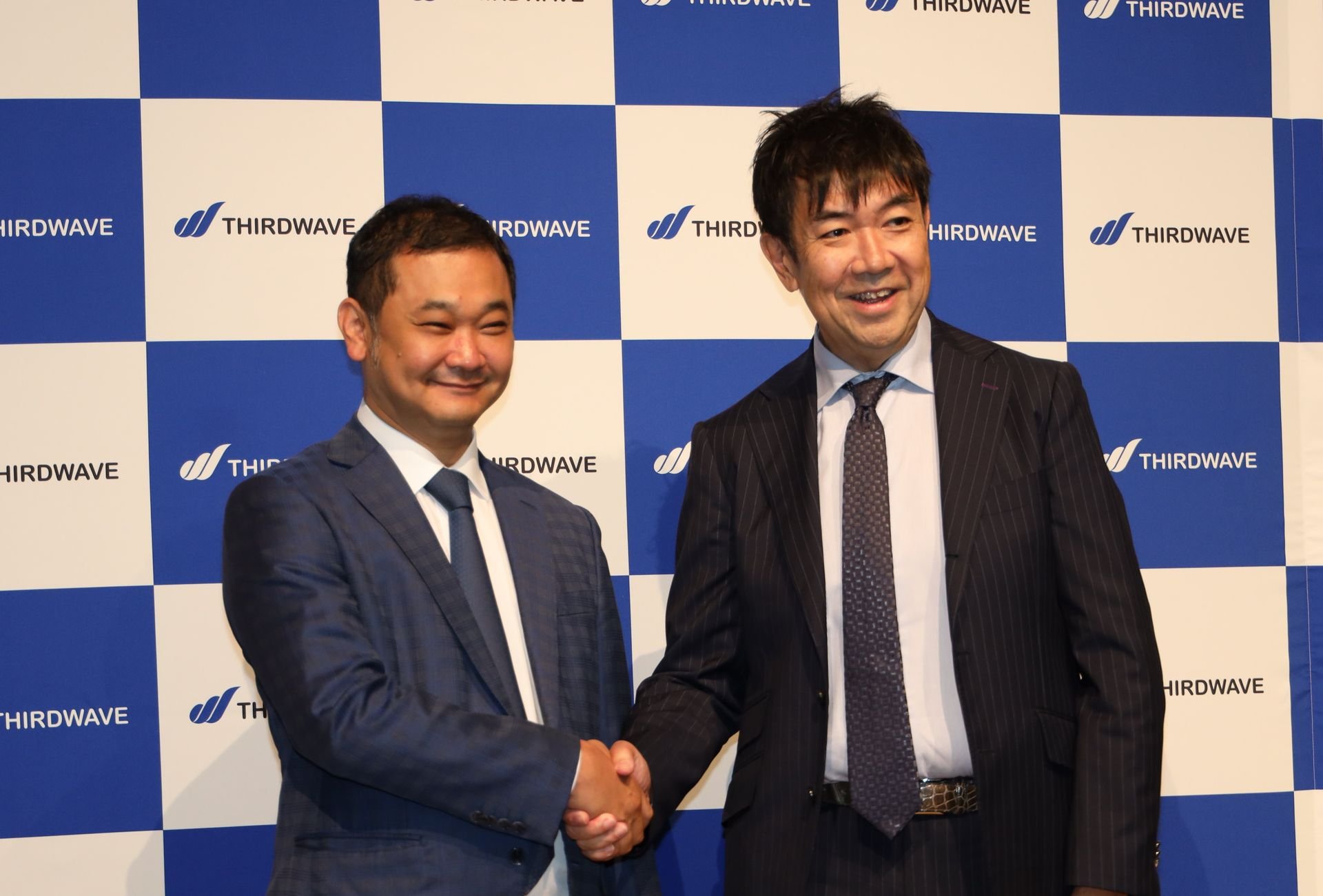 就任会見の1枚。尾崎健介 代表取締役会長兼CEO（左）、井田晶也 取締役社長兼COO（右）