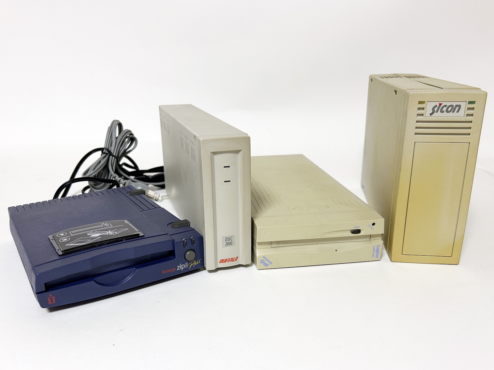 この時代のHDDやMOといった記録装置は、採用しているインタフェースがSCSIのものがほとんど。しかも、接続端子の規格が複数存在したため、実際につなぐとなると変換コネクタを用意しなければならない