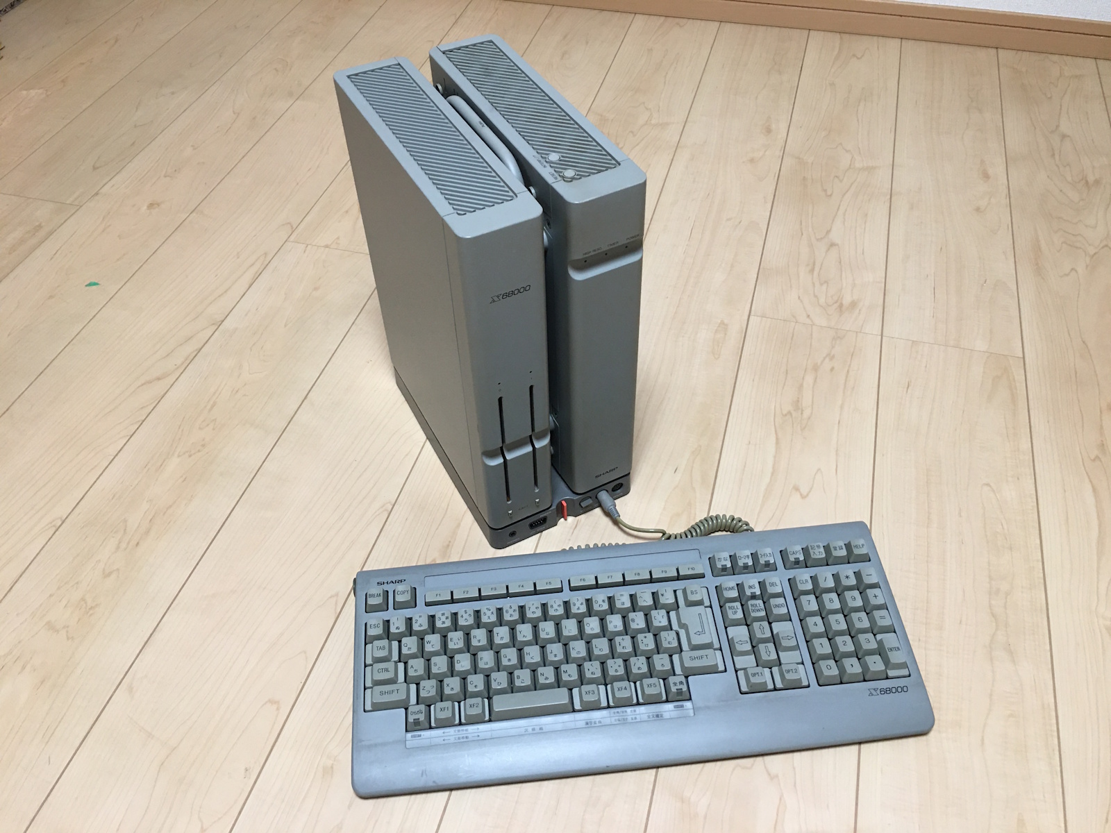 これは、1987年3月に発売された初代X68000。当時としては斬新なツインタワーのデザインと卓越したスペックで、数多くのユーザーを虜にした。