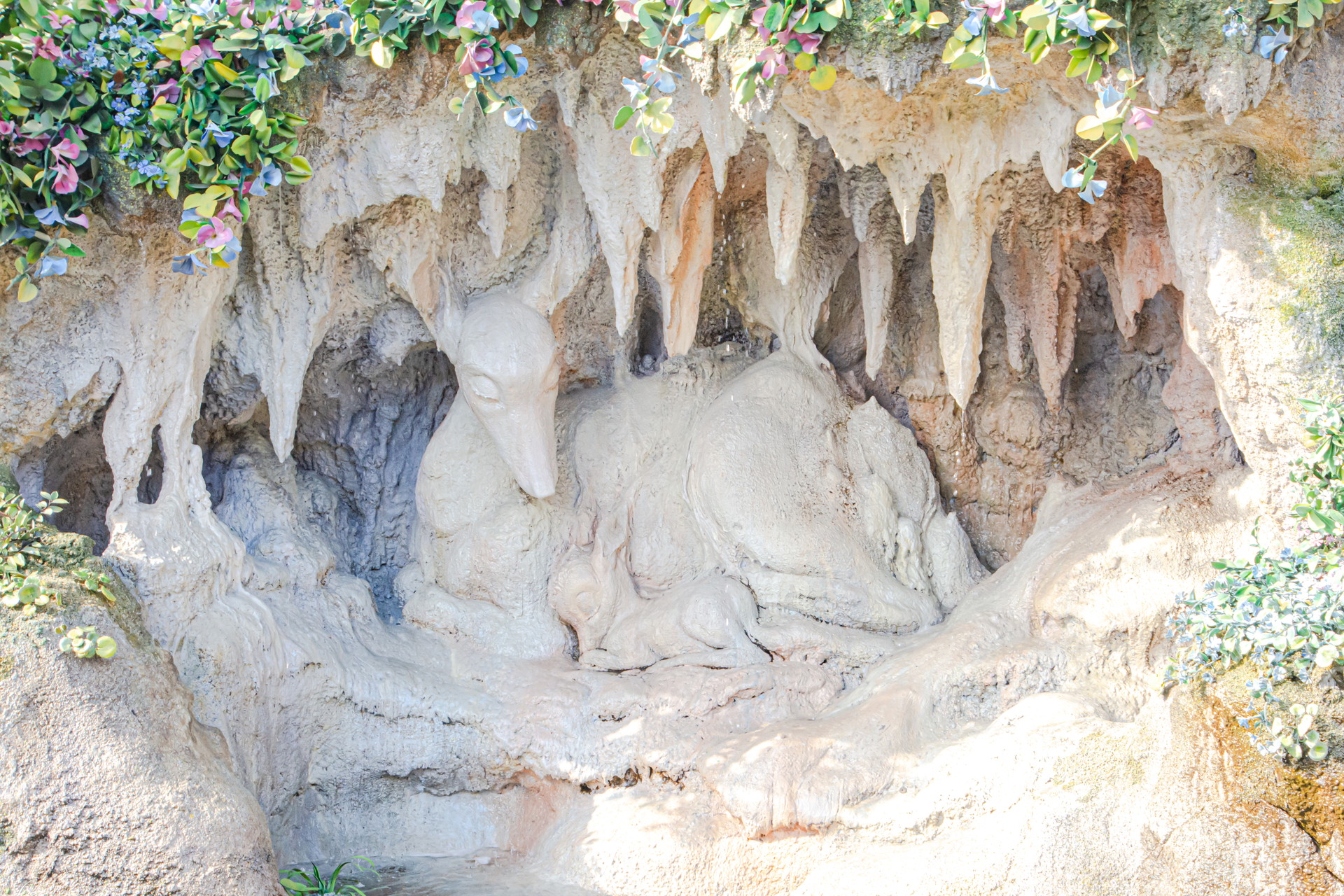 入口にはピーターパンやエルサ＆アナの巨大なモニュメントをはじめ、ラプンツェルはもちろん、「バンビ」などエリアのテーマになっている作品以外のキャラクターも見ることができる