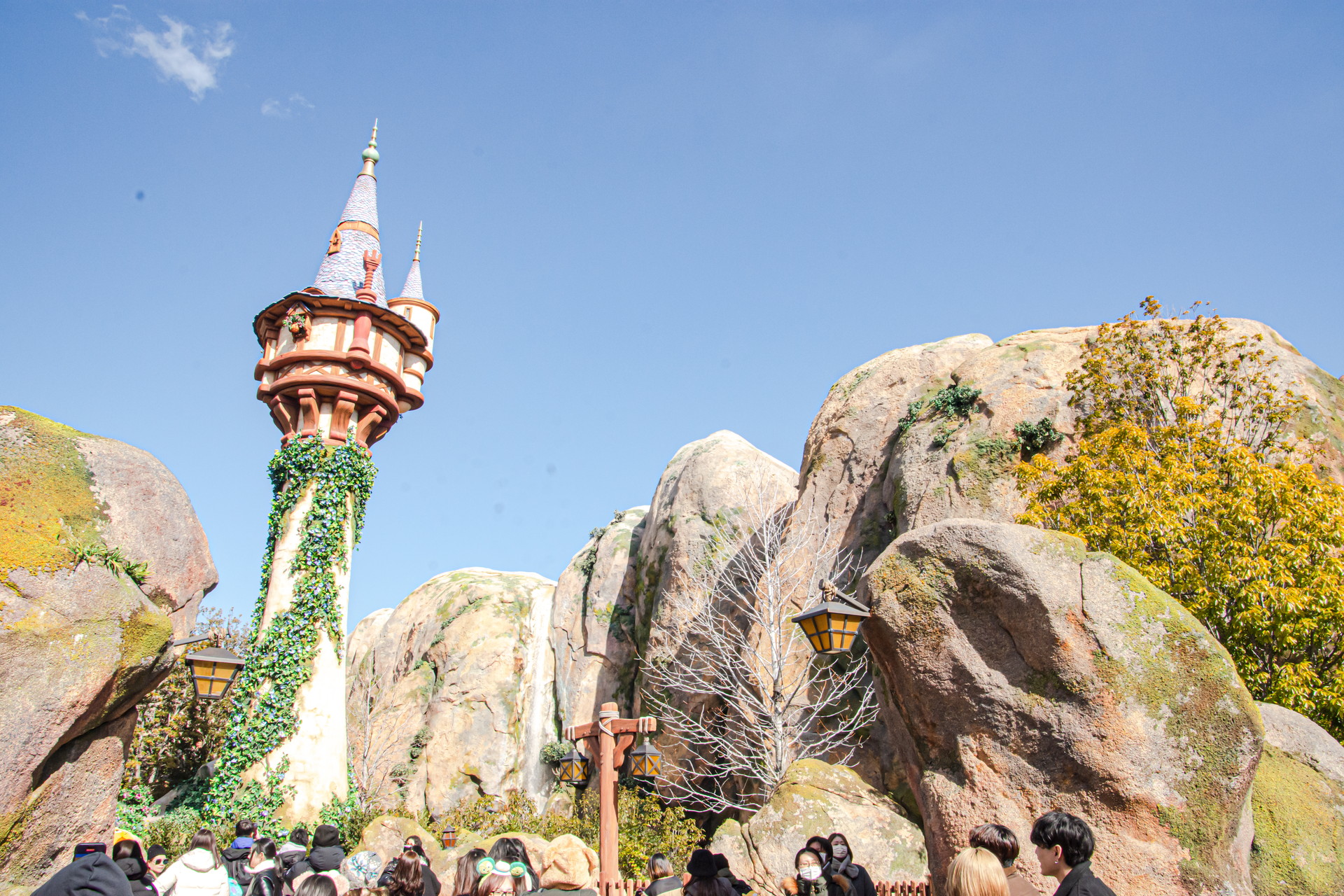 エリアに足を踏み入れると、右手側にそびえるラプンツェルの塔が目を引く。取材日は平日だったが、なかなかの混み具合だった