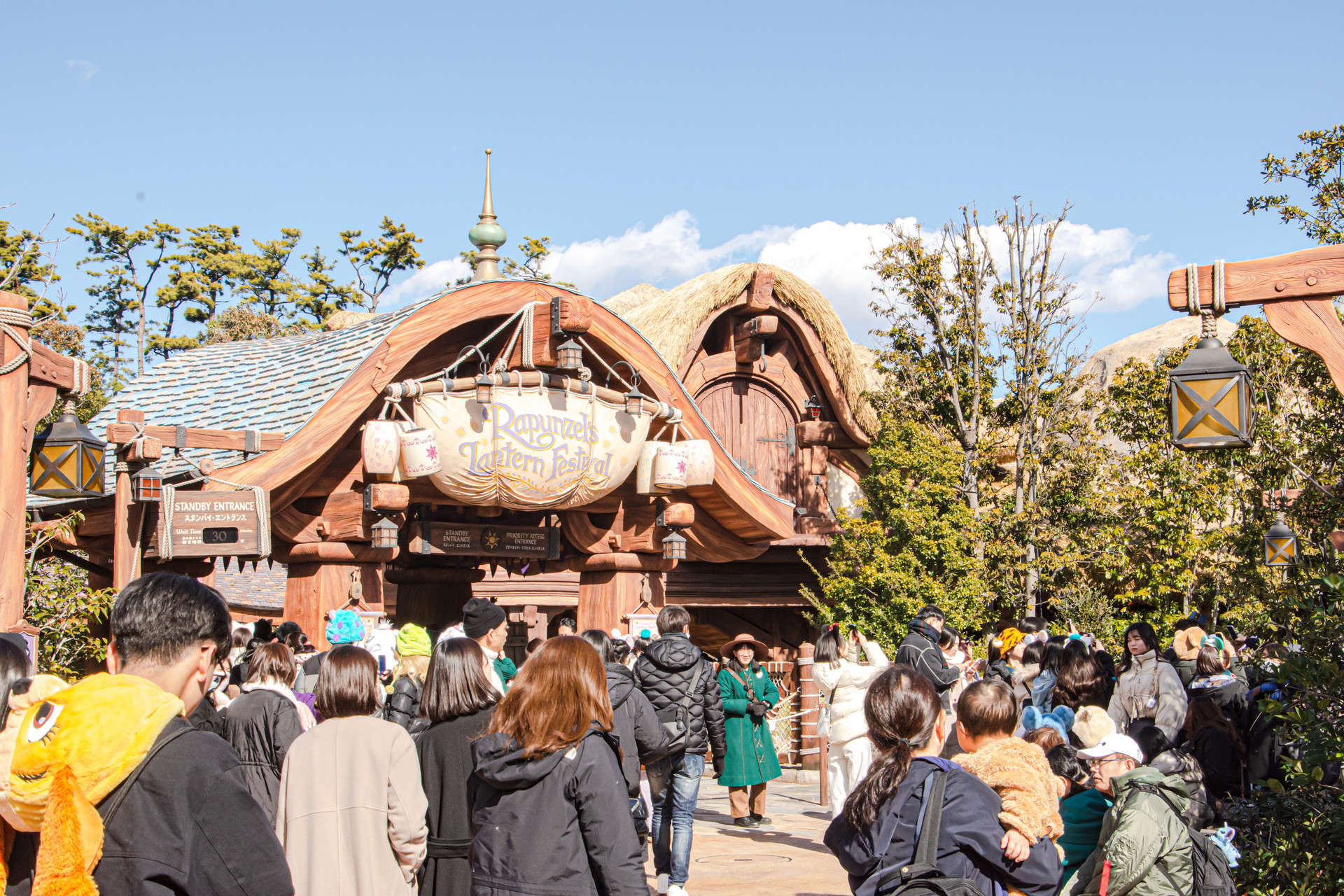 エリアに足を踏み入れると、右手側にそびえるラプンツェルの塔が目を引く。取材日は平日だったが、なかなかの混み具合だった