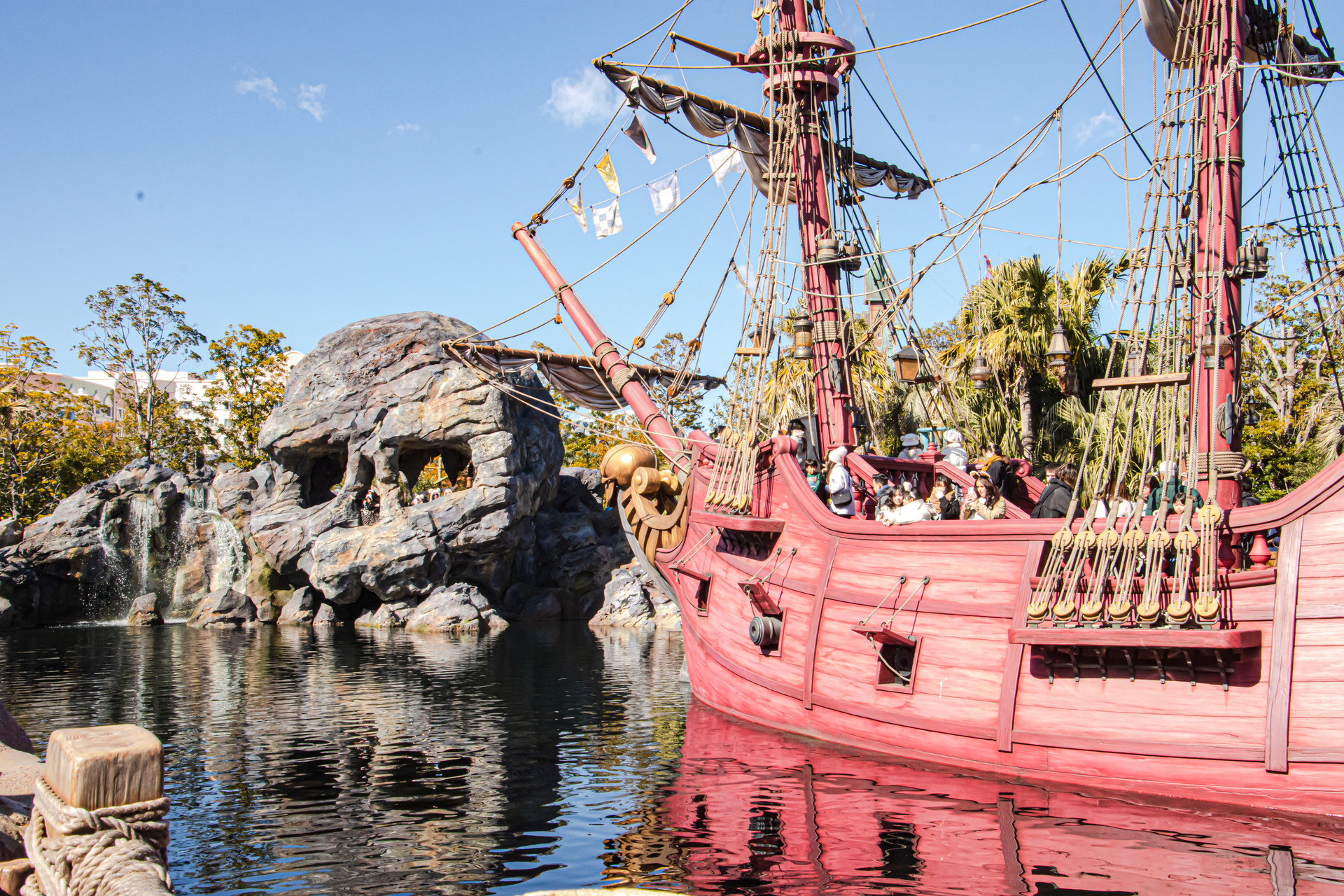 「ピーターパンのネバーランド」にある入り江。海賊船「ジョリー・ロジャー号」とドクロ岩