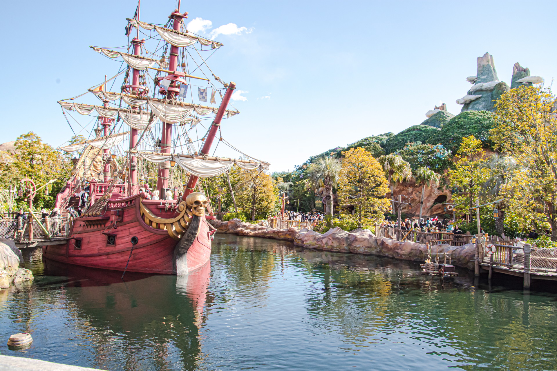 「ピーターパンのネバーランド」にある入り江。海賊船「ジョリー・ロジャー号」とドクロ岩