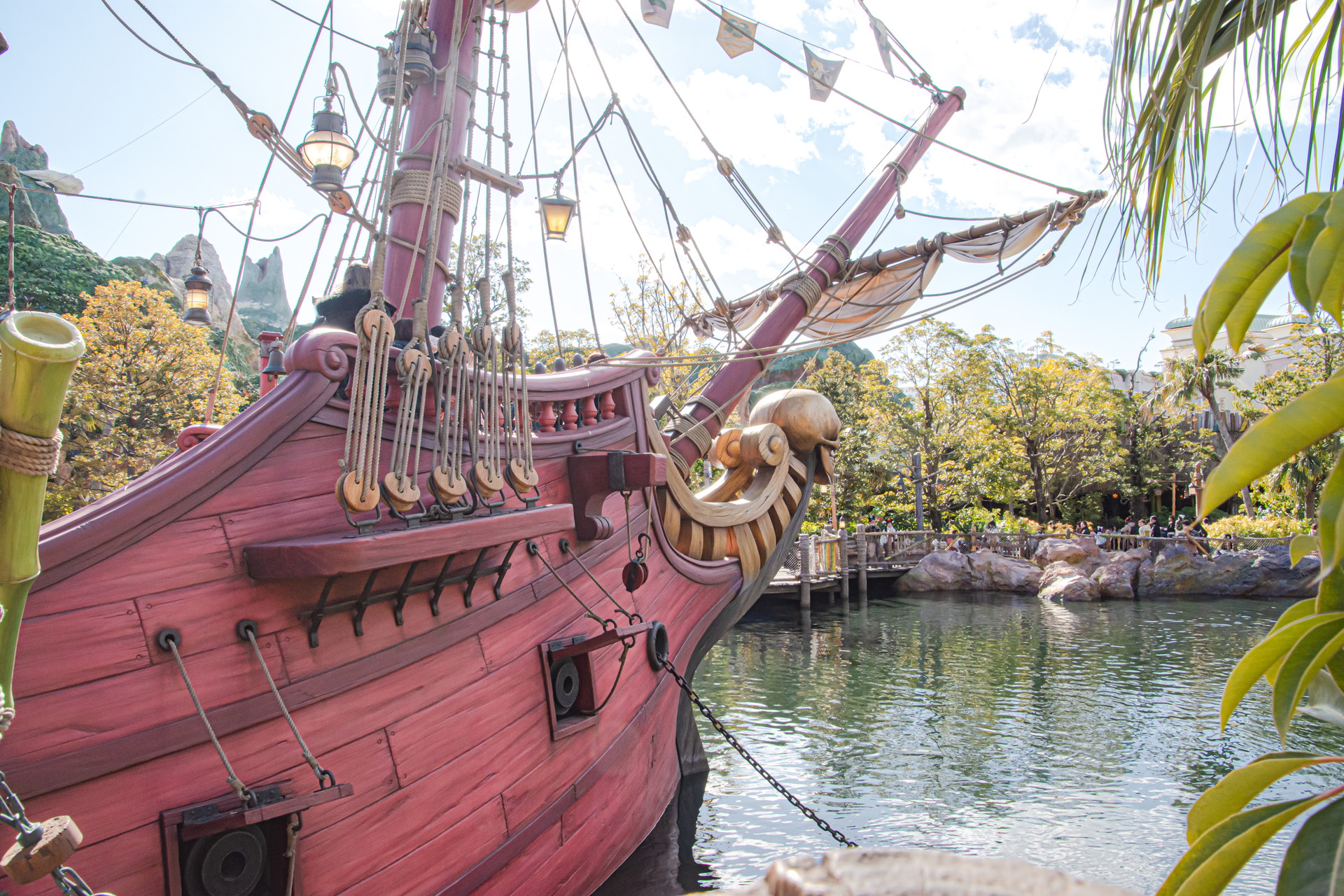 「ピーターパンのネバーランド」にある入り江。海賊船「ジョリー・ロジャー号」とドクロ岩