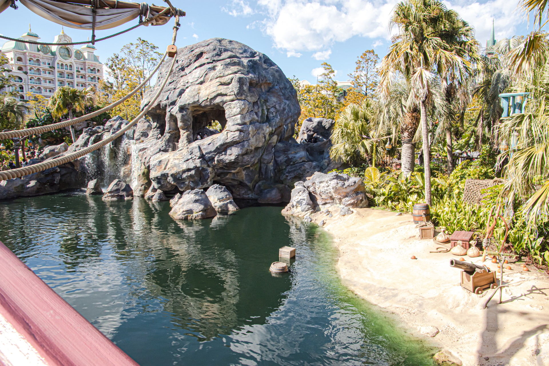 「ピーターパンのネバーランド」にある入り江。海賊船「ジョリー・ロジャー号」とドクロ岩