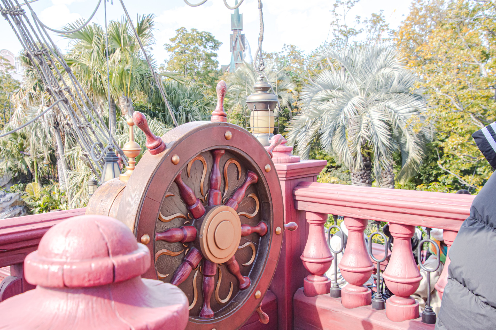 「ピーターパンのネバーランド」にある入り江。海賊船「ジョリー・ロジャー号」とドクロ岩