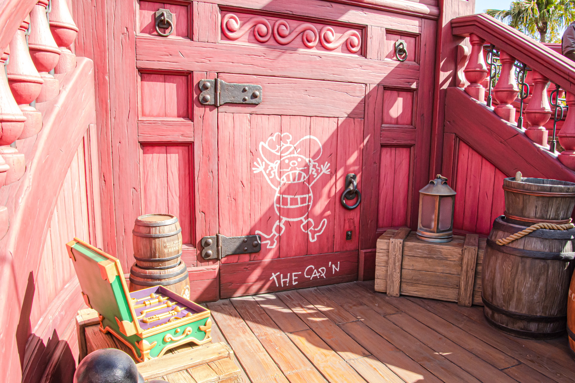 「ピーターパンのネバーランド」にある入り江。海賊船「ジョリー・ロジャー号」とドクロ岩