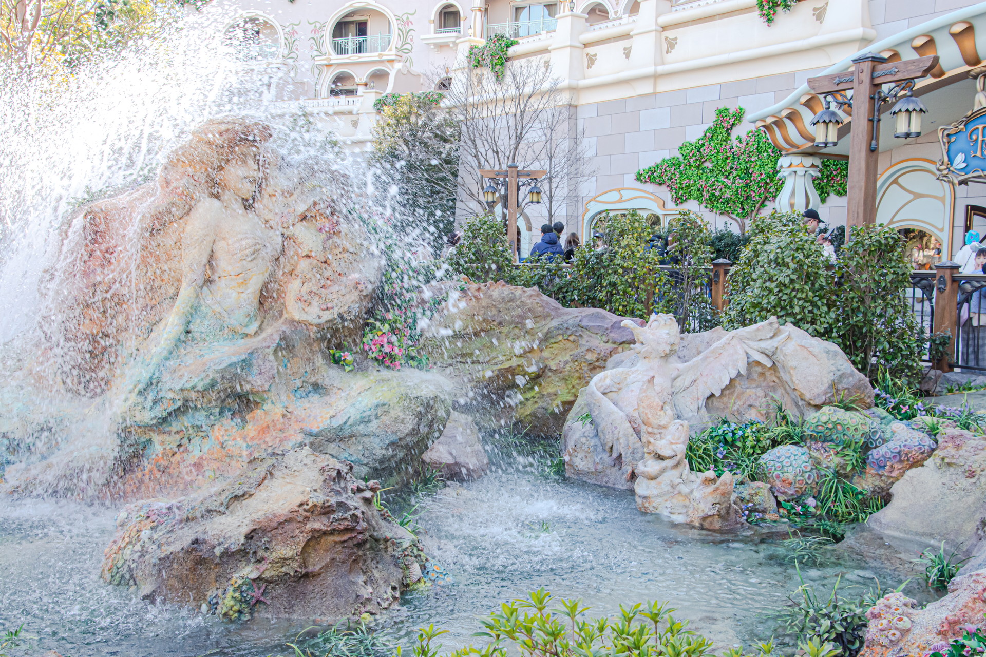 ファンタジースプリングスホテルの周辺は比較的空いており、ゲストをワクワクさせてくれるオブジェクトを多数見ることができる。物語の世界からそのまま飛び出してきたかのようなホテル自体の外装も面白い