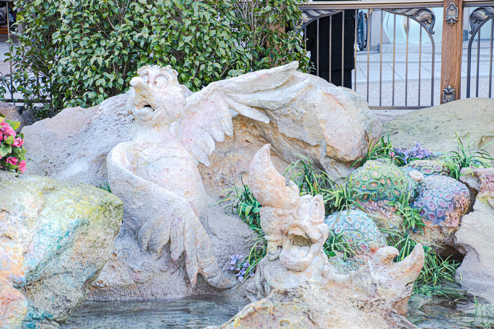 ファンタジースプリングスホテルの周辺は比較的空いており、ゲストをワクワクさせてくれるオブジェクトを多数見ることができる。物語の世界からそのまま飛び出してきたかのようなホテル自体の外装も面白い