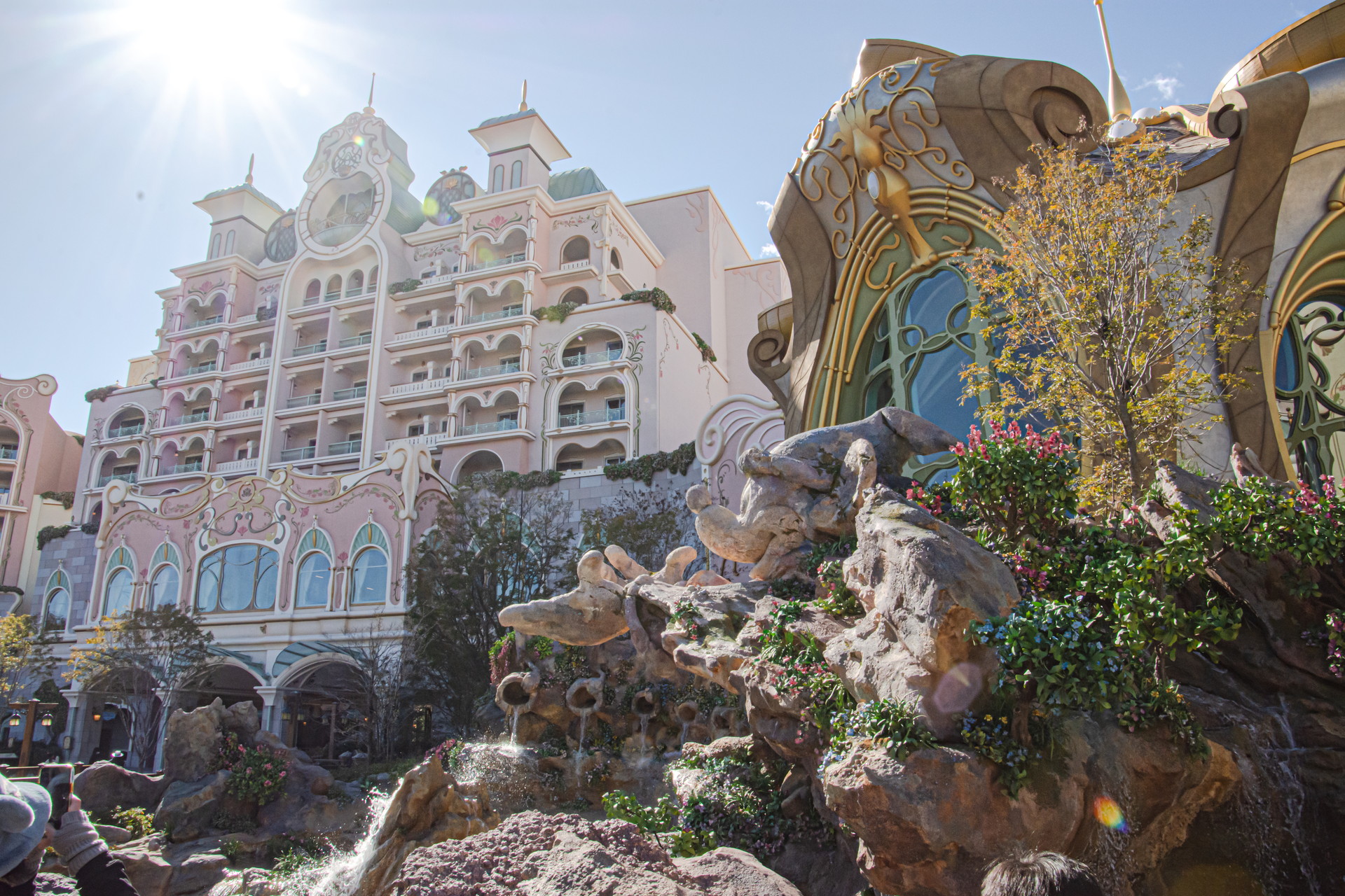 ファンタジースプリングスホテルの周辺は比較的空いており、ゲストをワクワクさせてくれるオブジェクトを多数見ることができる。物語の世界からそのまま飛び出してきたかのようなホテル自体の外装も面白い