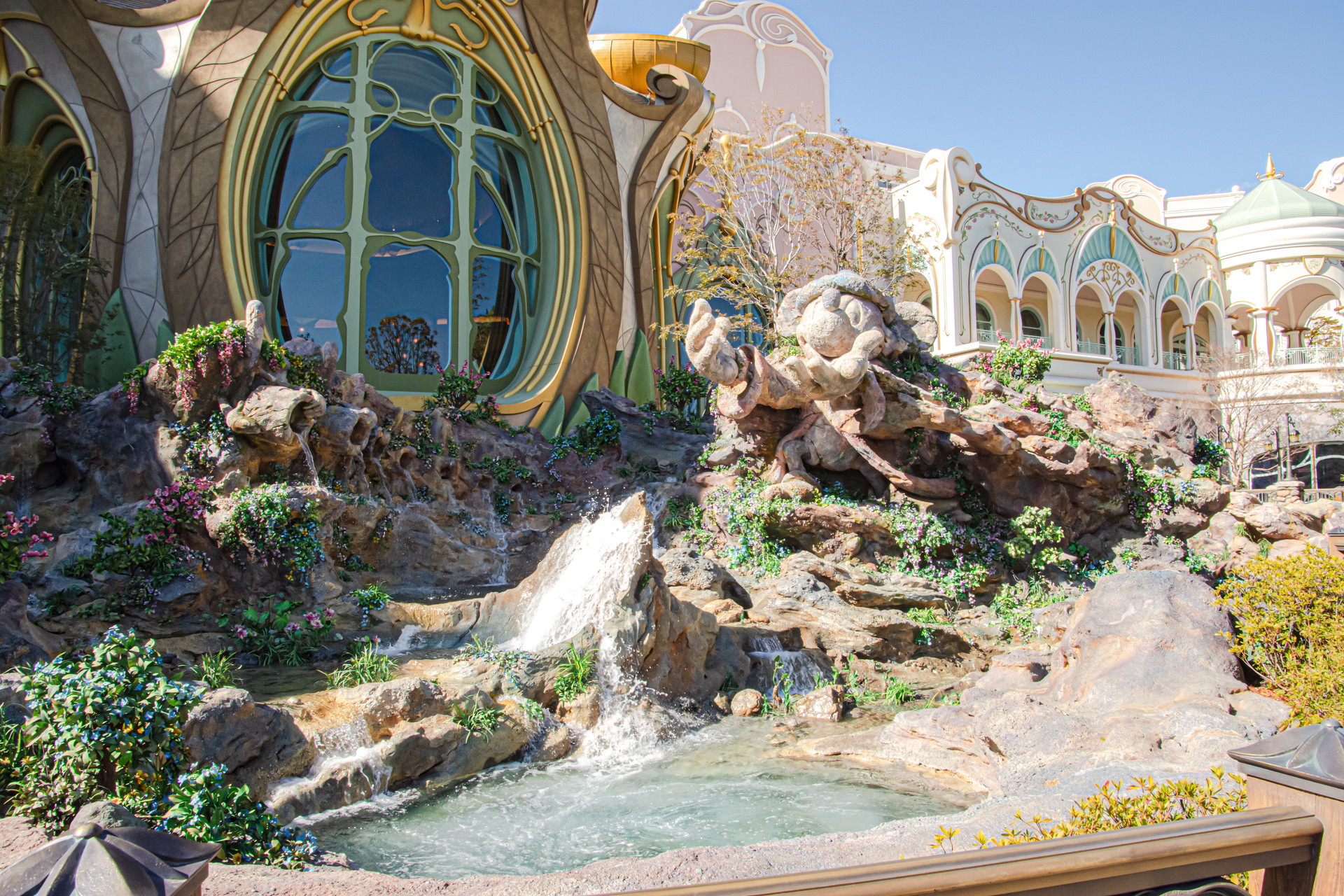 ファンタジースプリングスホテルの周辺は比較的空いており、ゲストをワクワクさせてくれるオブジェクトを多数見ることができる。物語の世界からそのまま飛び出してきたかのようなホテル自体の外装も面白い