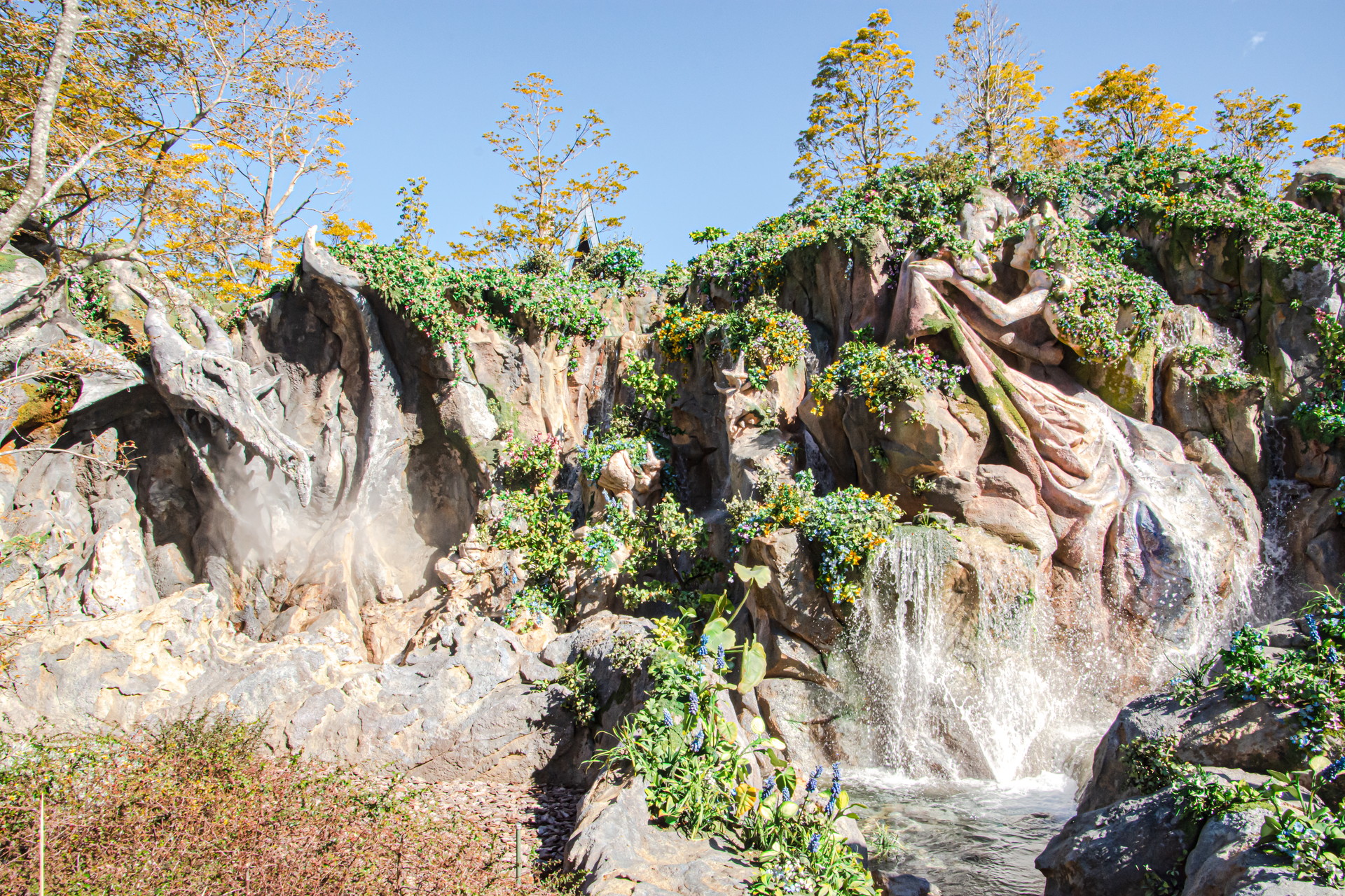 ファンタジースプリングスホテルの周辺は比較的空いており、ゲストをワクワクさせてくれるオブジェクトを多数見ることができる。物語の世界からそのまま飛び出してきたかのようなホテル自体の外装も面白い