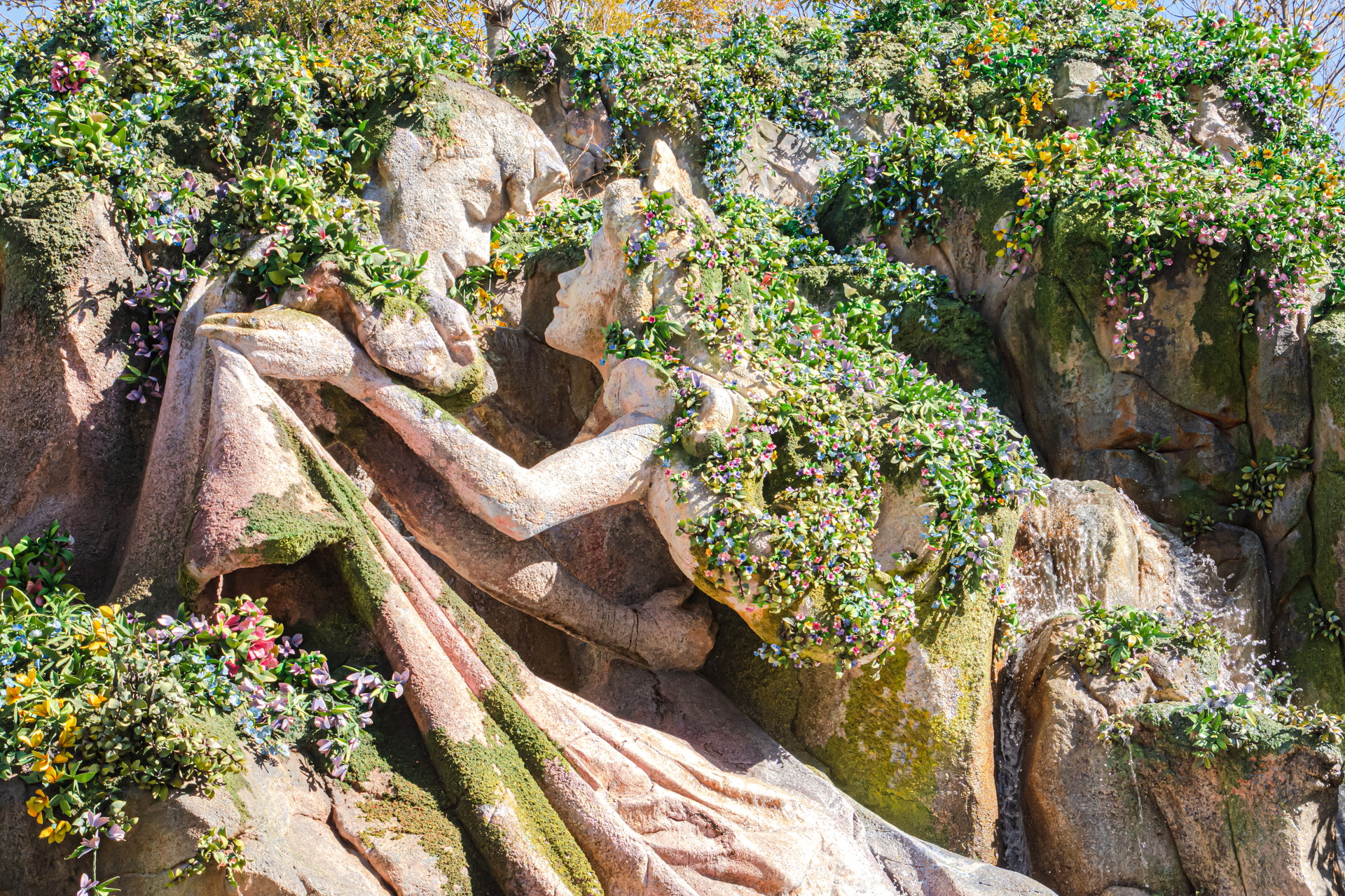 ファンタジースプリングスホテルの周辺は比較的空いており、ゲストをワクワクさせてくれるオブジェクトを多数見ることができる。物語の世界からそのまま飛び出してきたかのようなホテル自体の外装も面白い