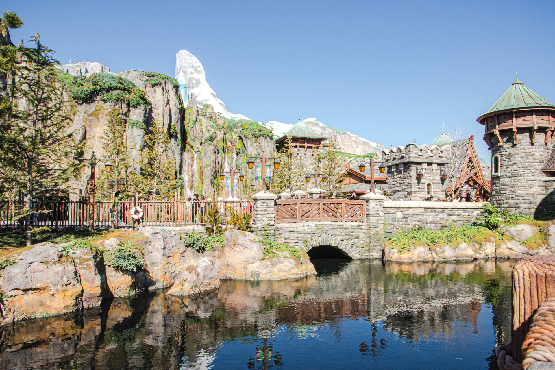 「アナと雪の女王」のアレンデール王国を表現した「フローズンキングダム」。「ファンタジースプリングス」のなかでも賑やかな場所となっている