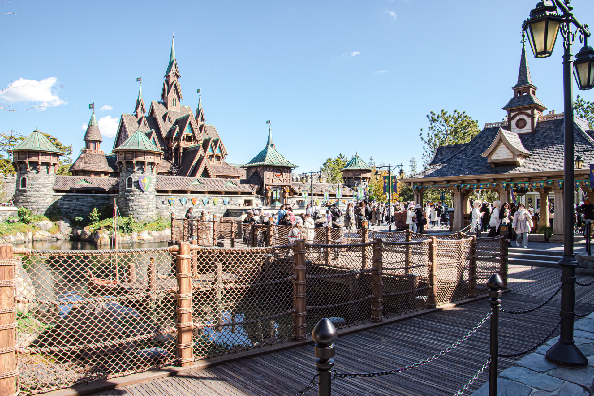 「アナと雪の女王」のアレンデール王国を表現した「フローズンキングダム」。「ファンタジースプリングス」のなかでも賑やかな場所となっている