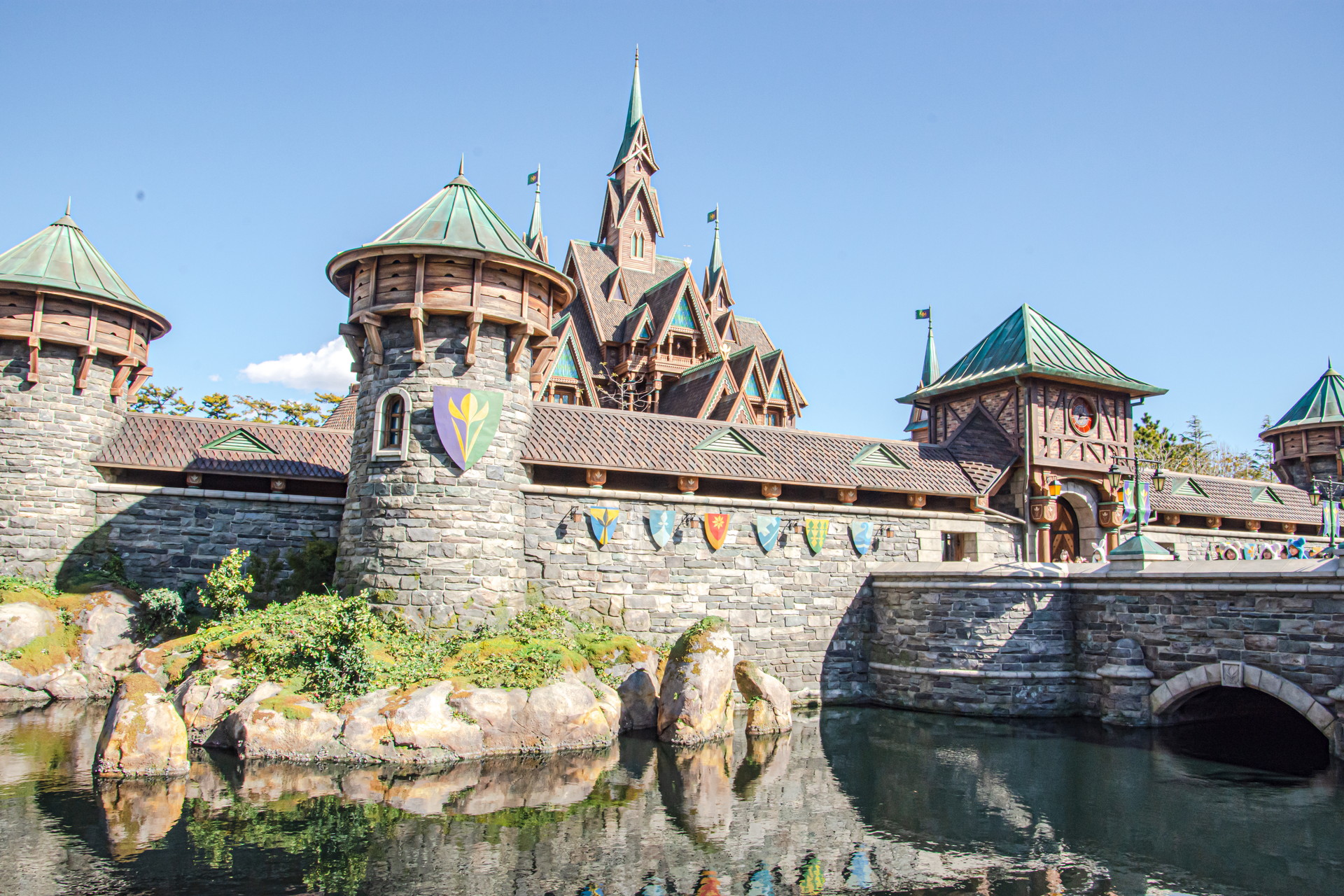 「アナと雪の女王」のアレンデール王国を表現した「フローズンキングダム」。「ファンタジースプリングス」のなかでも賑やかな場所となっている