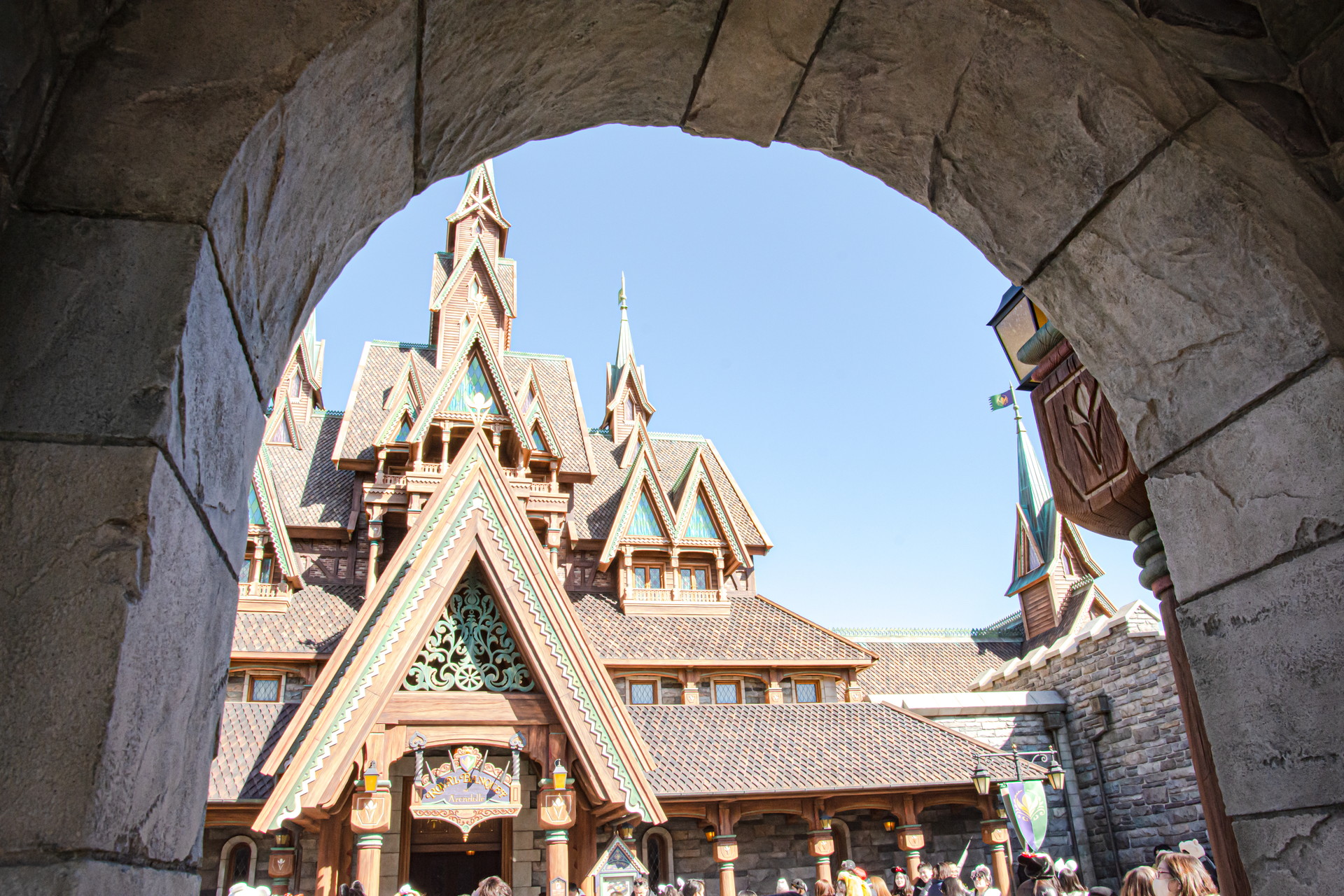 「アナと雪の女王」のアレンデール王国を表現した「フローズンキングダム」。「ファンタジースプリングス」のなかでも賑やかな場所となっている