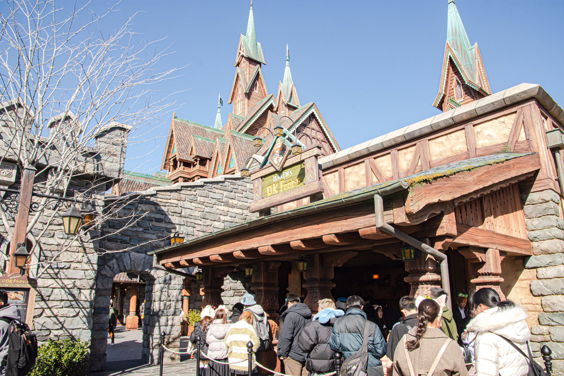 「アナと雪の女王」のアレンデール王国を表現した「フローズンキングダム」。「ファンタジースプリングス」のなかでも賑やかな場所となっている
