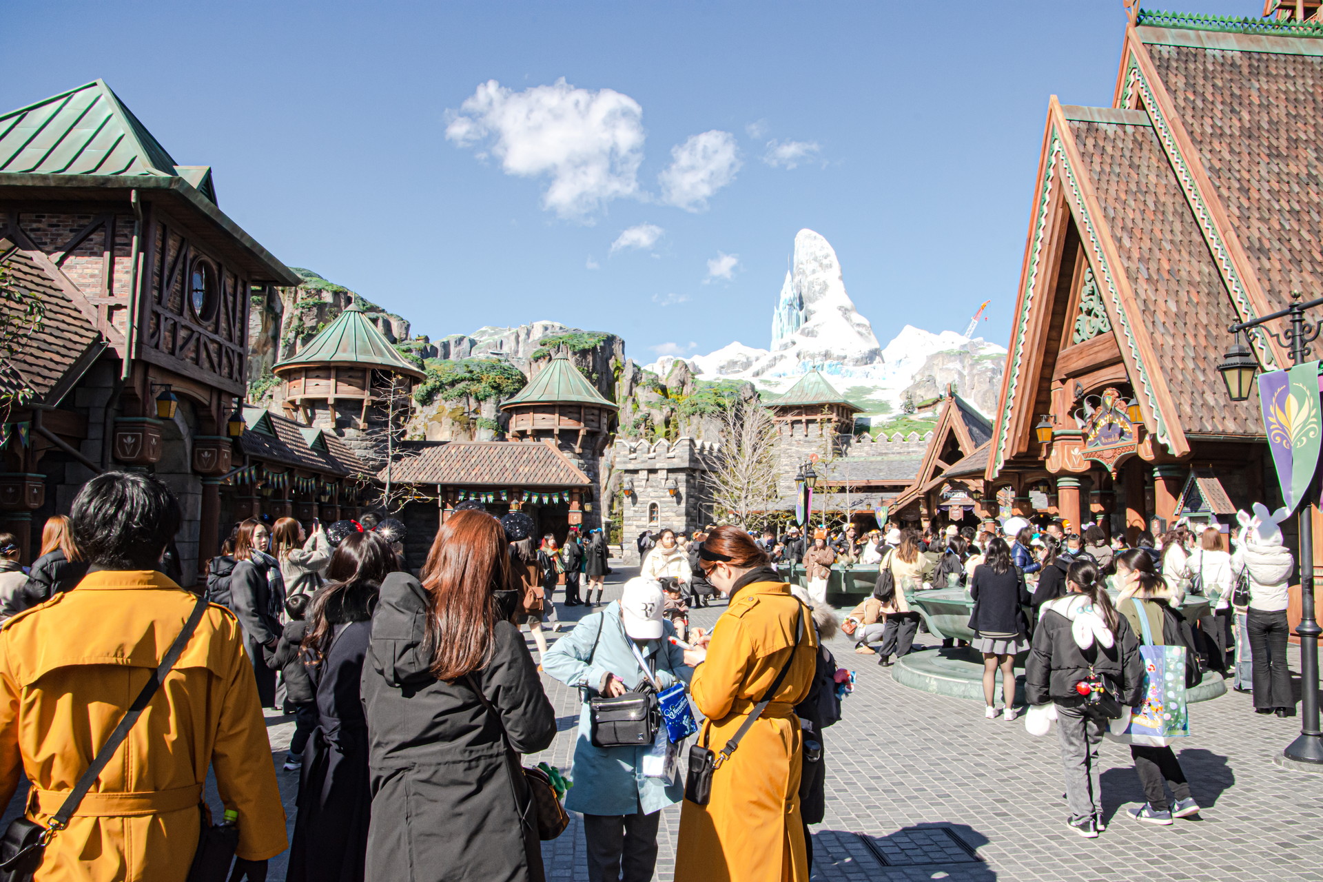 「アナと雪の女王」のアレンデール王国を表現した「フローズンキングダム」。「ファンタジースプリングス」のなかでも賑やかな場所となっている