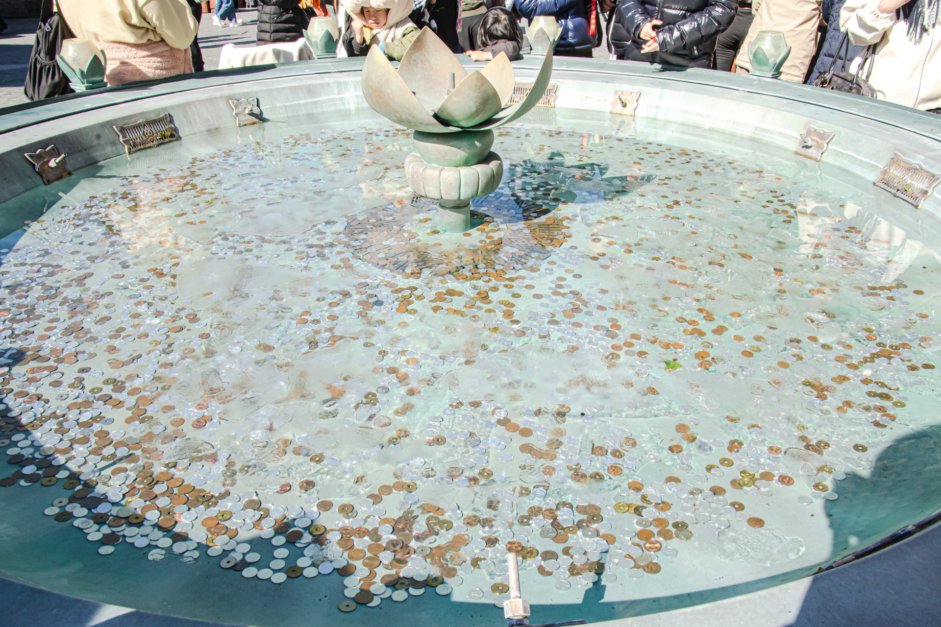 「アナと雪の女王」のアレンデール王国を表現した「フローズンキングダム」。「ファンタジースプリングス」のなかでも賑やかな場所となっている