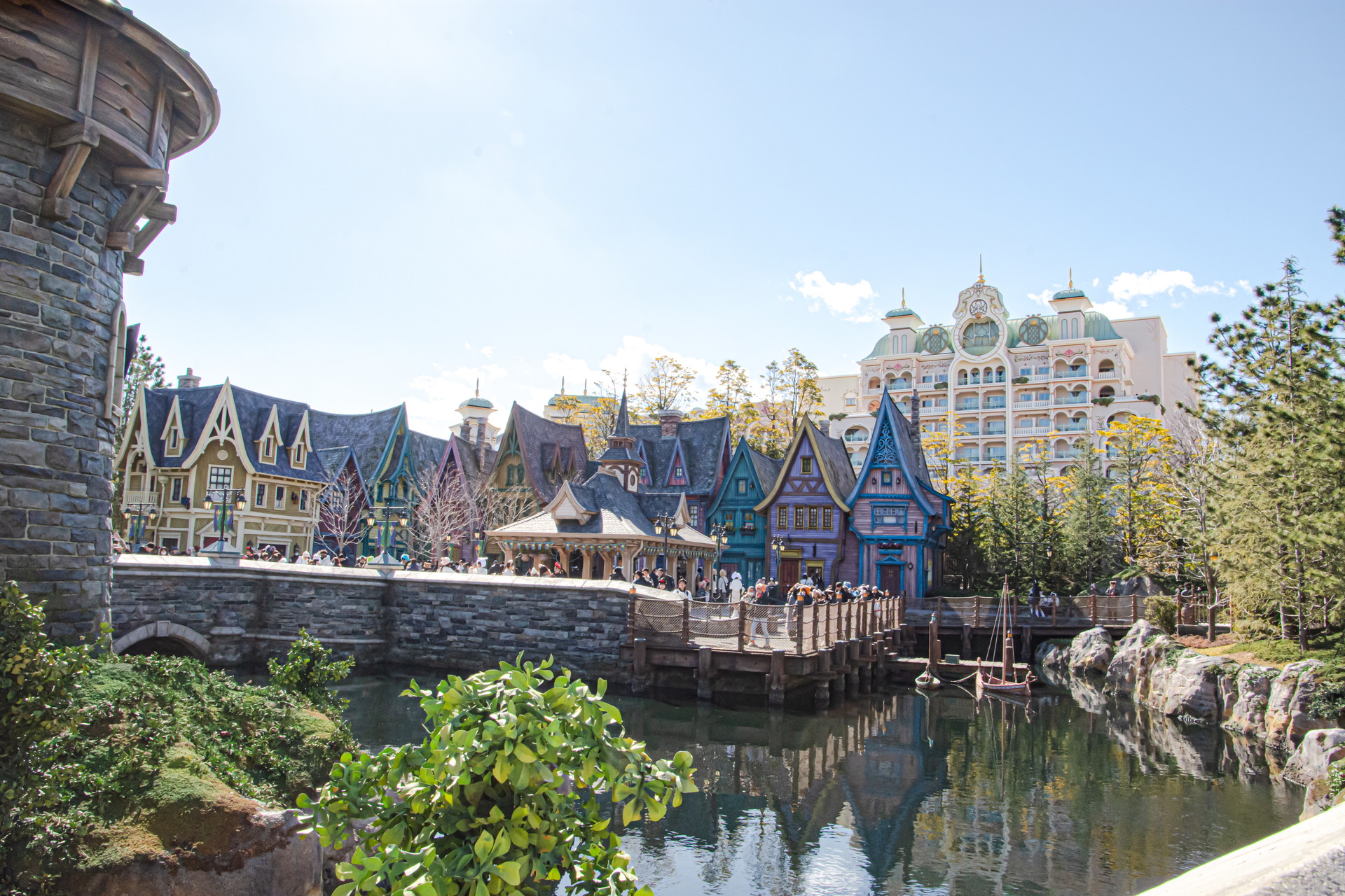 「アナと雪の女王」のアレンデール王国を表現した「フローズンキングダム」。「ファンタジースプリングス」のなかでも賑やかな場所となっている