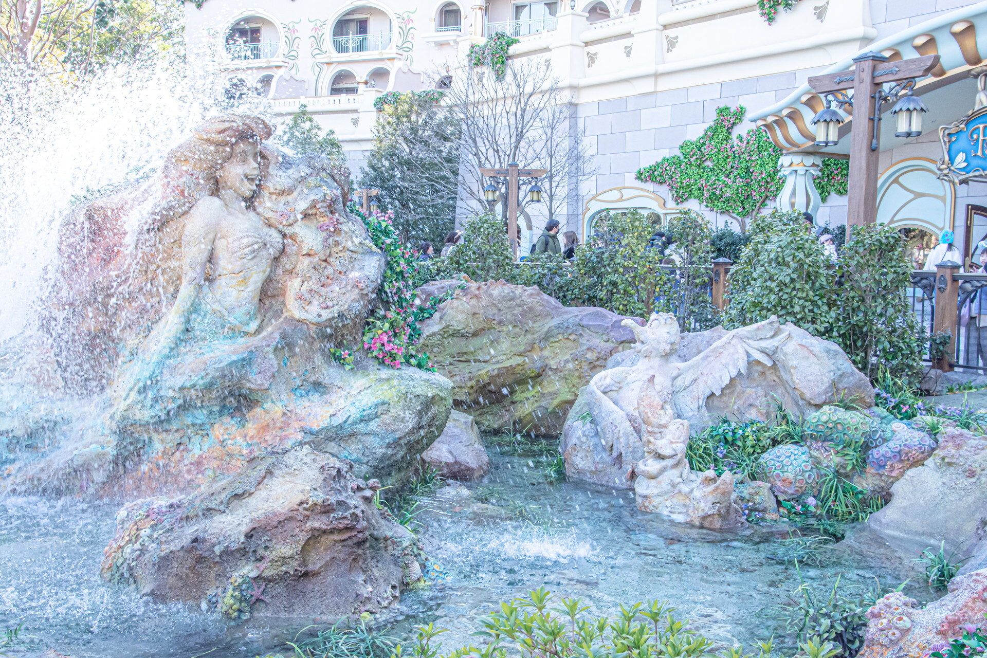 定期的に水しぶきが吹き上がるアリエルの像。より綺麗に撮るため、しぶきのタイミングをはかりながら夢中で撮影してしまった