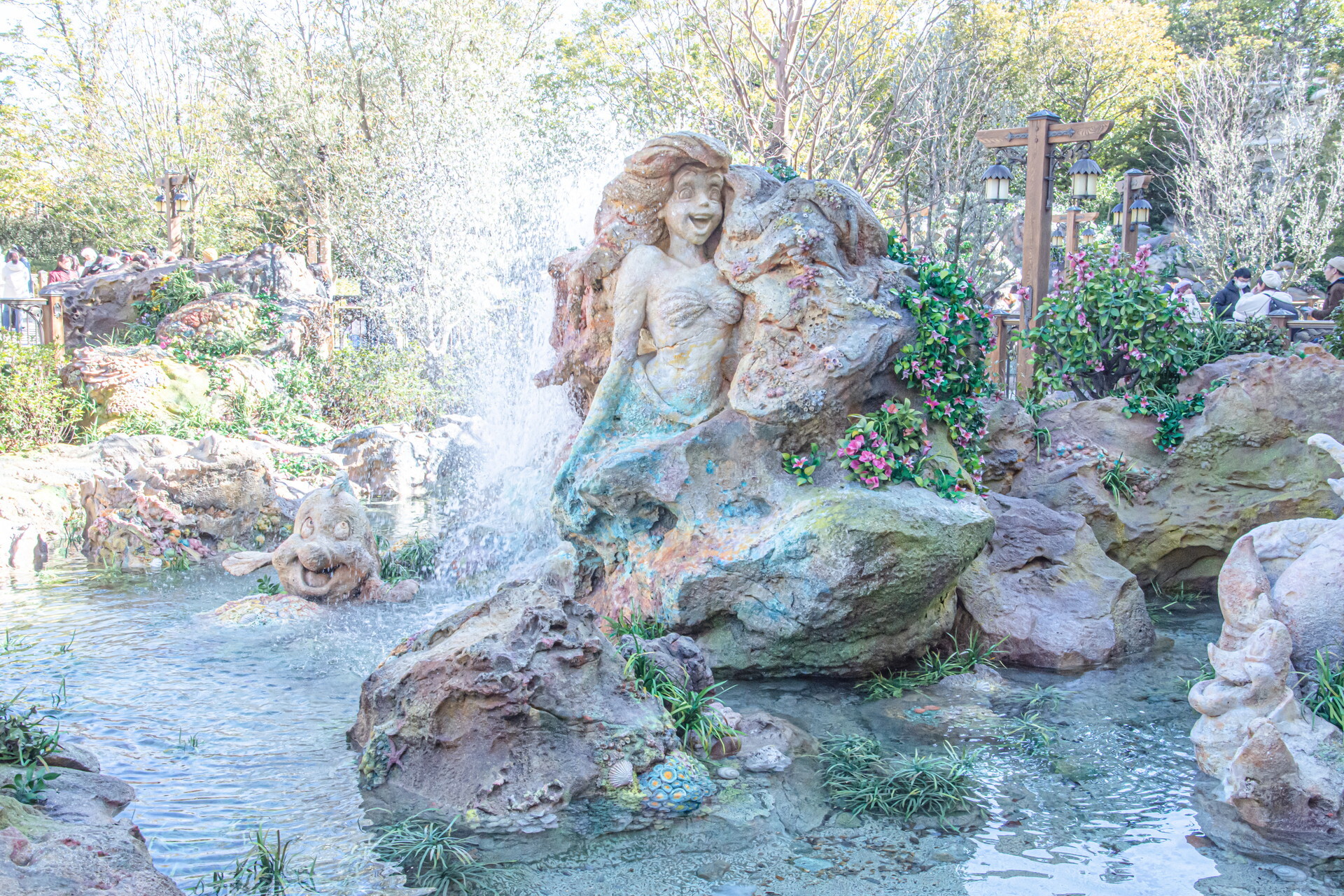 定期的に水しぶきが吹き上がるアリエルの像。より綺麗に撮るため、しぶきのタイミングをはかりながら夢中で撮影してしまった