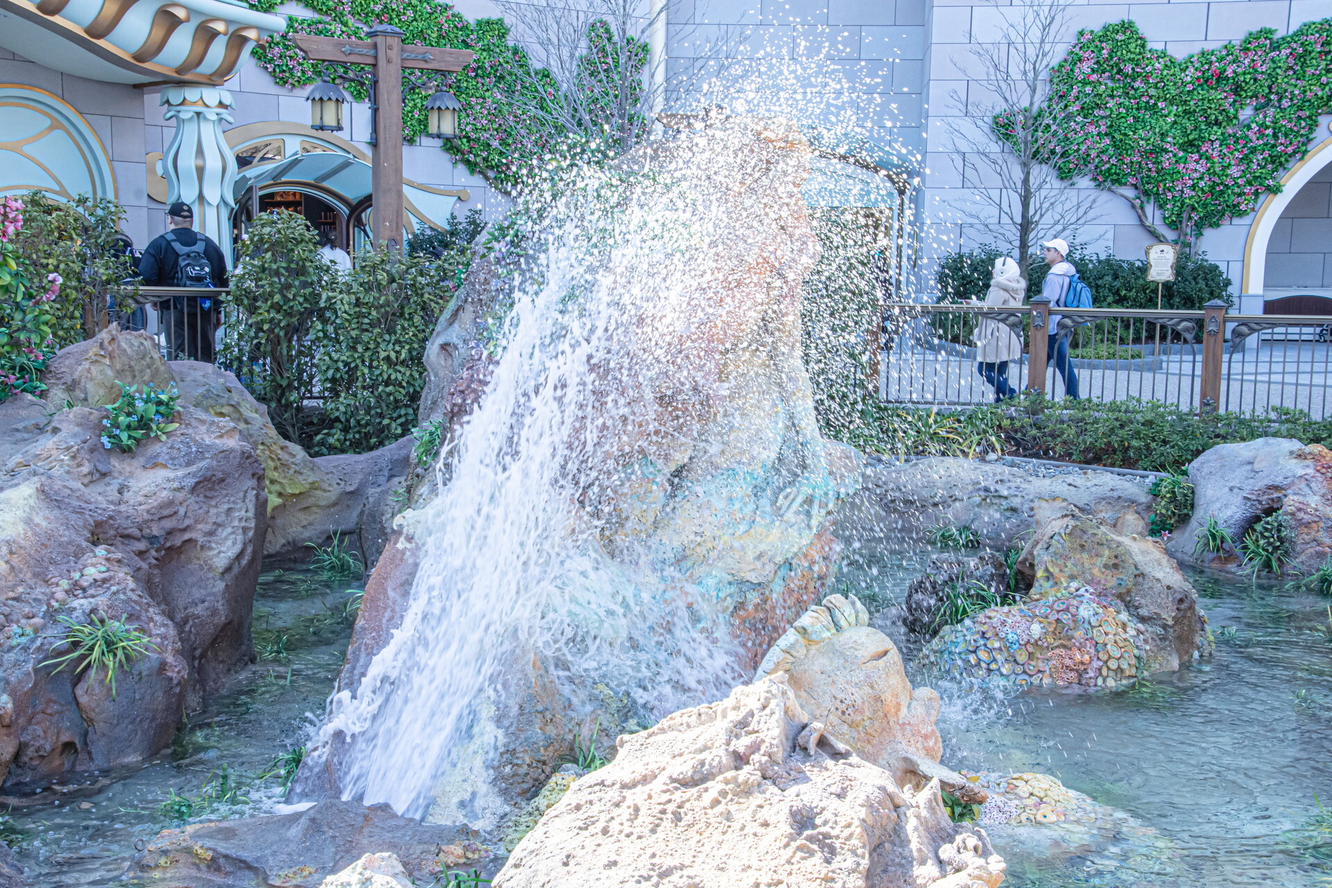 定期的に水しぶきが吹き上がるアリエルの像。より綺麗に撮るため、しぶきのタイミングをはかりながら夢中で撮影してしまった