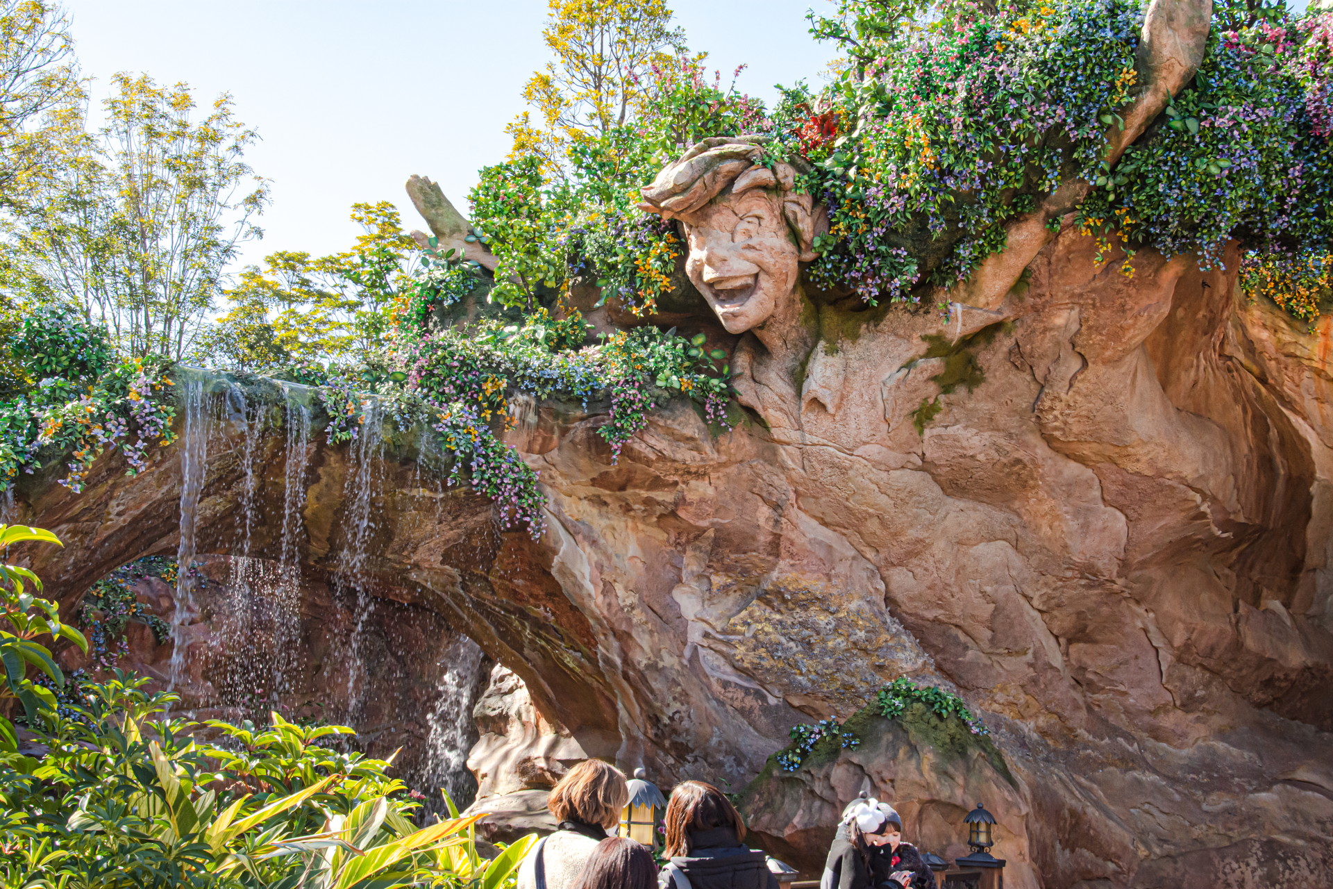 入口にはピーターパンやエルサ＆アナの巨大なモニュメントをはじめ、ラプンツェルはもちろん、「バンビ」などエリアのテーマになっている作品以外のキャラクターも見ることができる