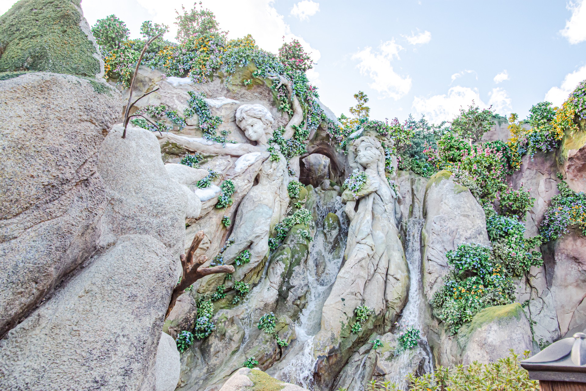 入口にはピーターパンやエルサ＆アナの巨大なモニュメントをはじめ、ラプンツェルはもちろん、「バンビ」などエリアのテーマになっている作品以外のキャラクターも見ることができる