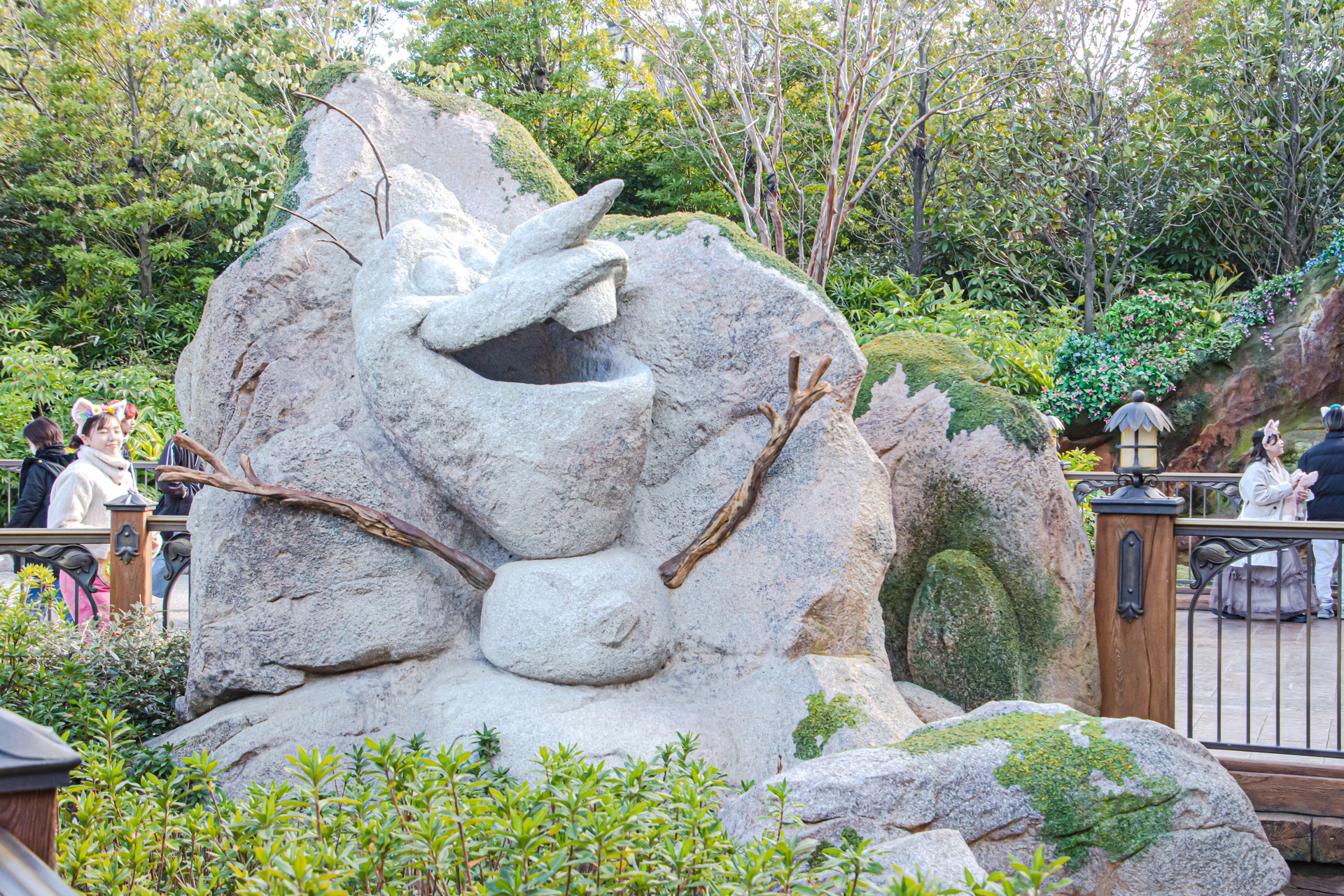 入口にはピーターパンやエルサ＆アナの巨大なモニュメントをはじめ、ラプンツェルはもちろん、「バンビ」などエリアのテーマになっている作品以外のキャラクターも見ることができる