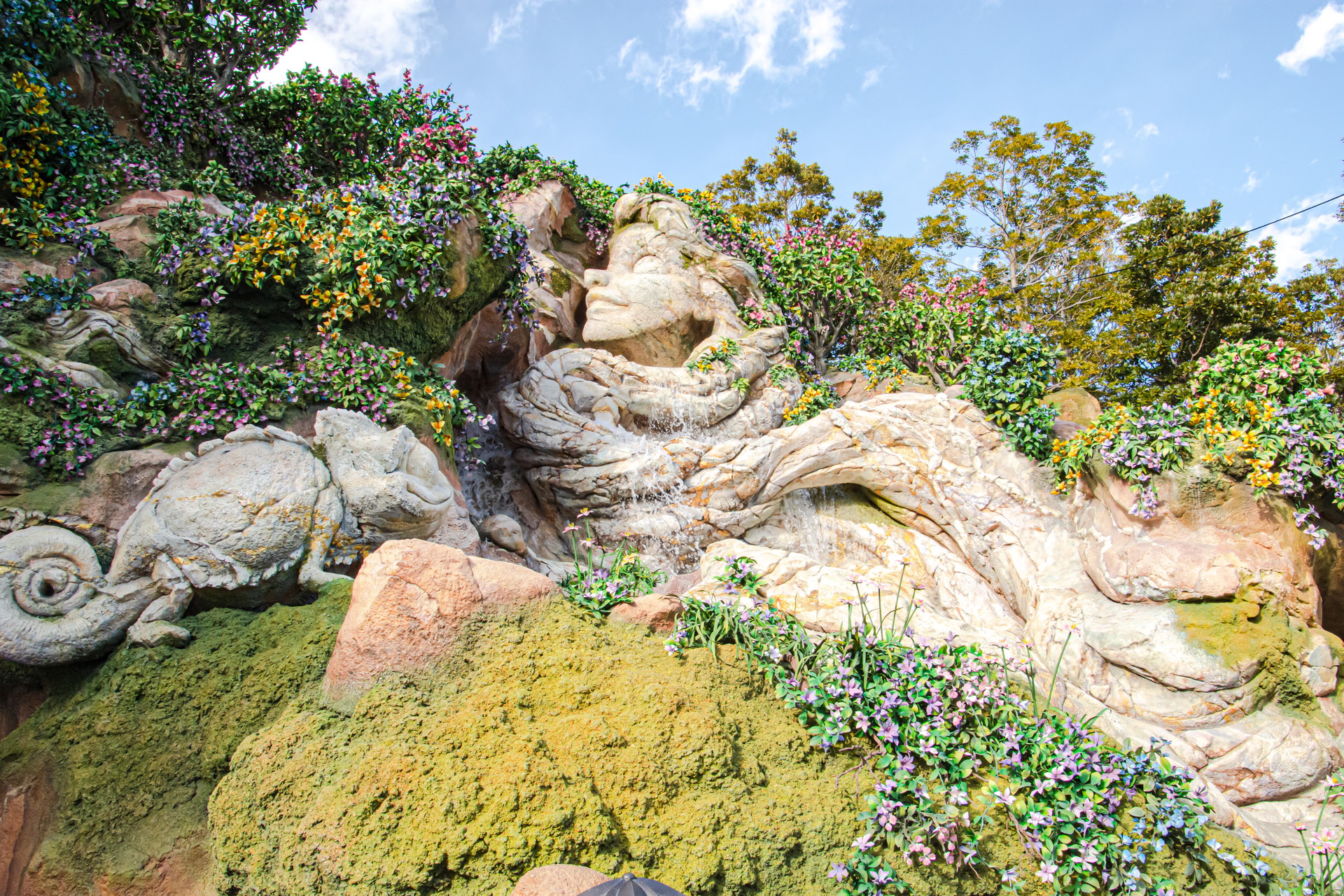 入口にはピーターパンやエルサ＆アナの巨大なモニュメントをはじめ、ラプンツェルはもちろん、「バンビ」などエリアのテーマになっている作品以外のキャラクターも見ることができる