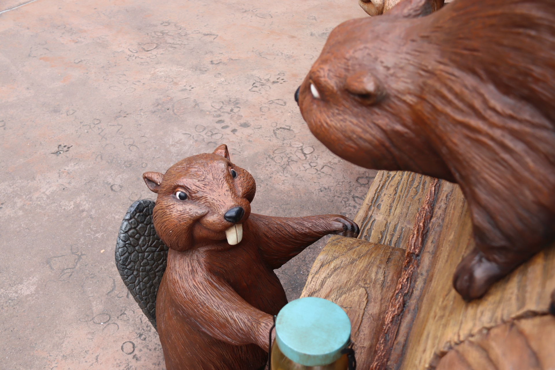 クリッターたちの乗る車はフォトスポットのひとつとなっている