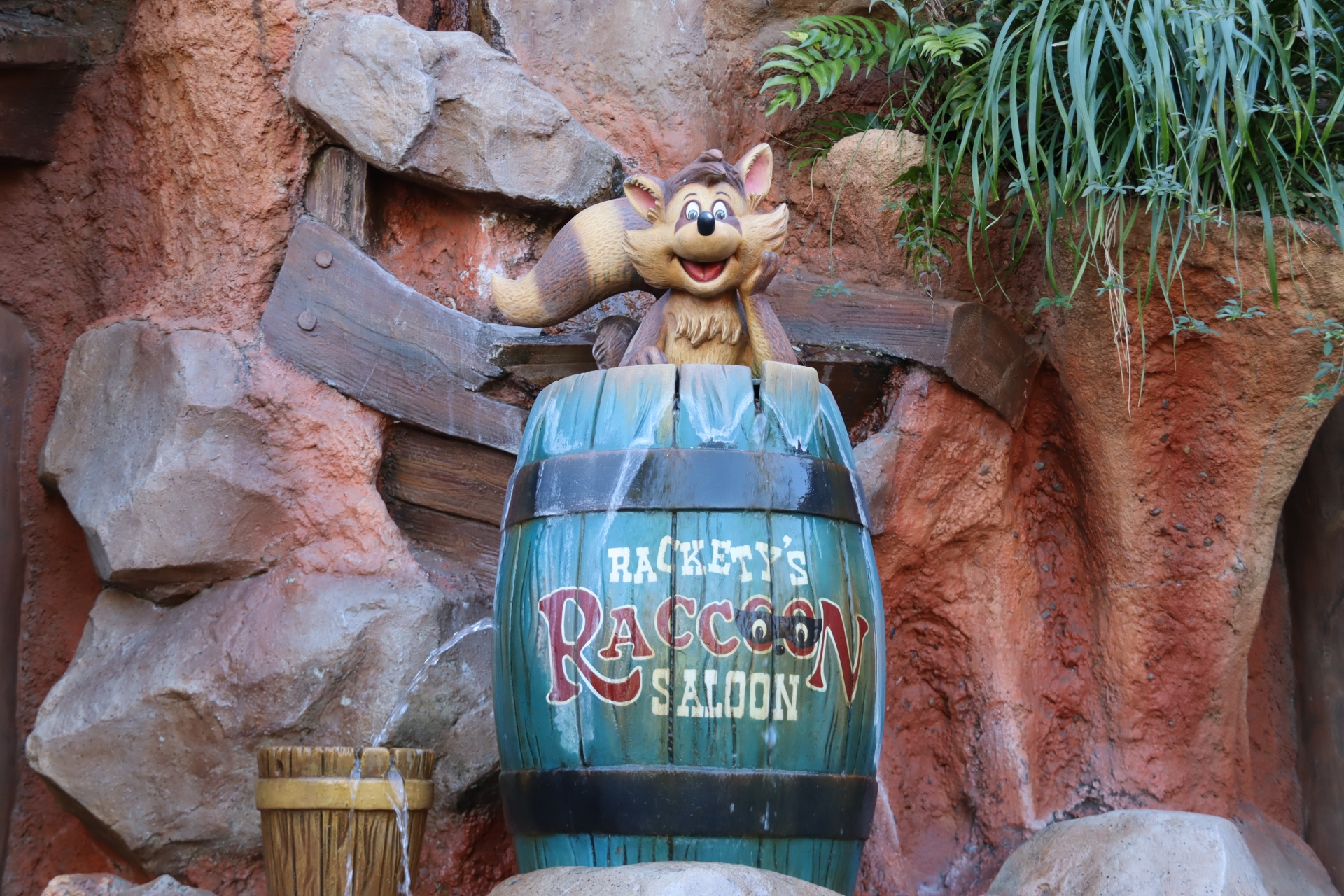 「ラケッティのラクーンサルーン」。このラケッティ、かつて密造酒をつくっており、その際の爆発が原因で「スプラッシュ・マウンテン」ができた……というのは有名な話だ