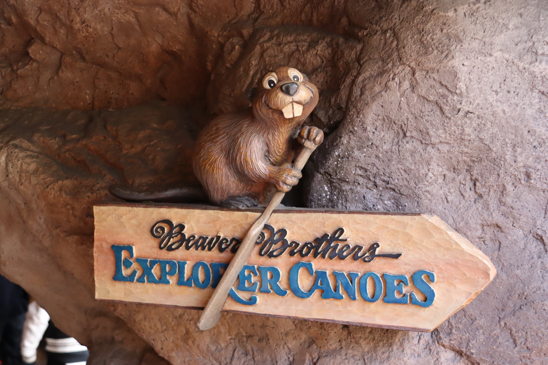 案内や看板、それ以外にも注目していると、クリッターたちの姿を目撃できるだろう