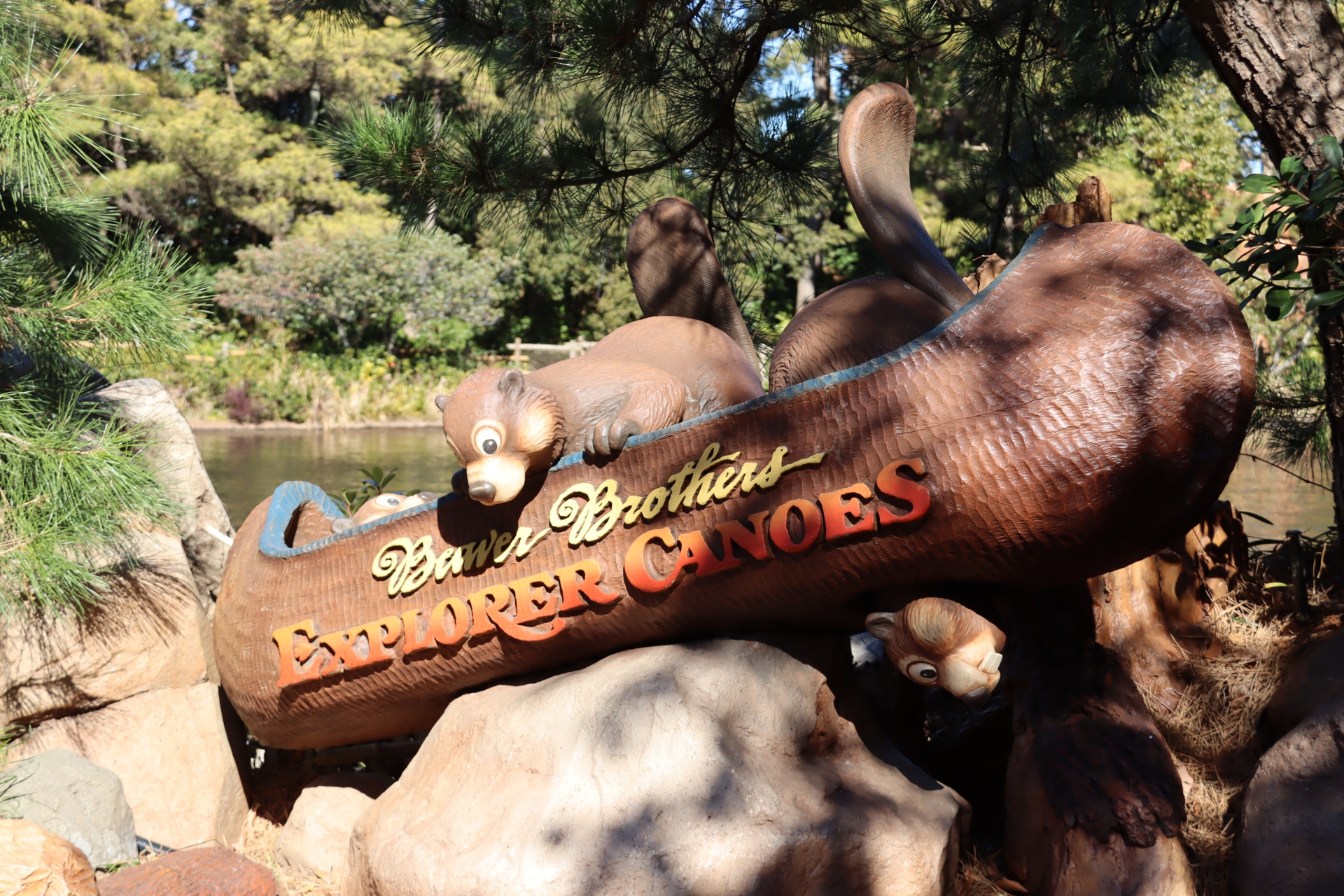 案内や看板、それ以外にも注目していると、クリッターたちの姿を目撃できるだろう