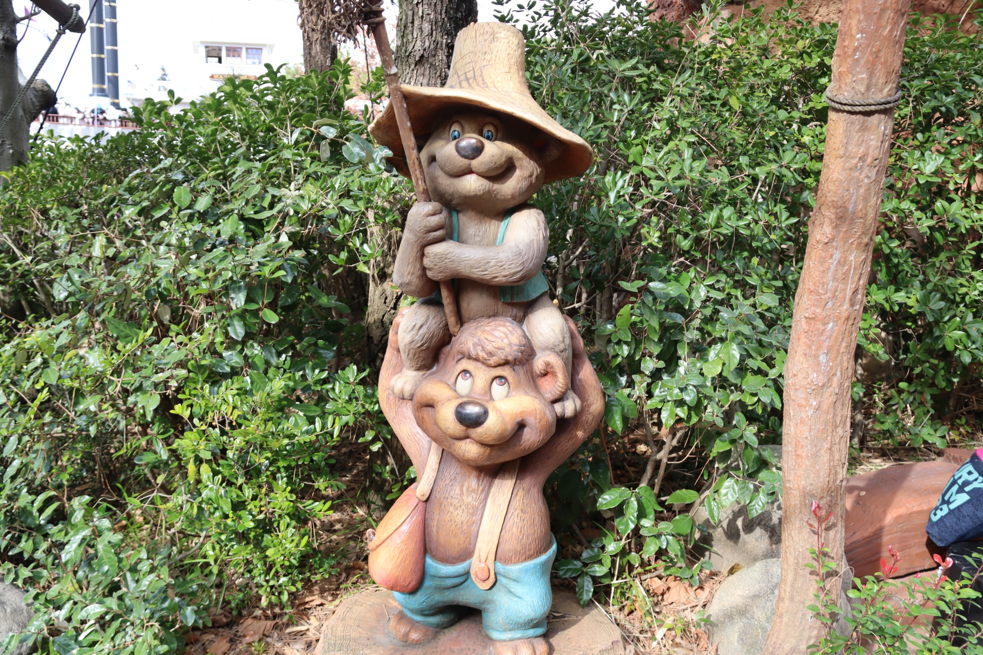 中にはこのような像も。どのクリッターもいい味を出している