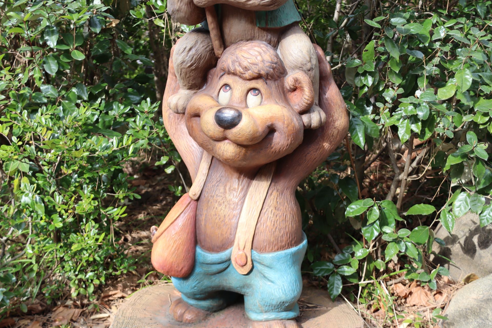 中にはこのような像も。どのクリッターもいい味を出している