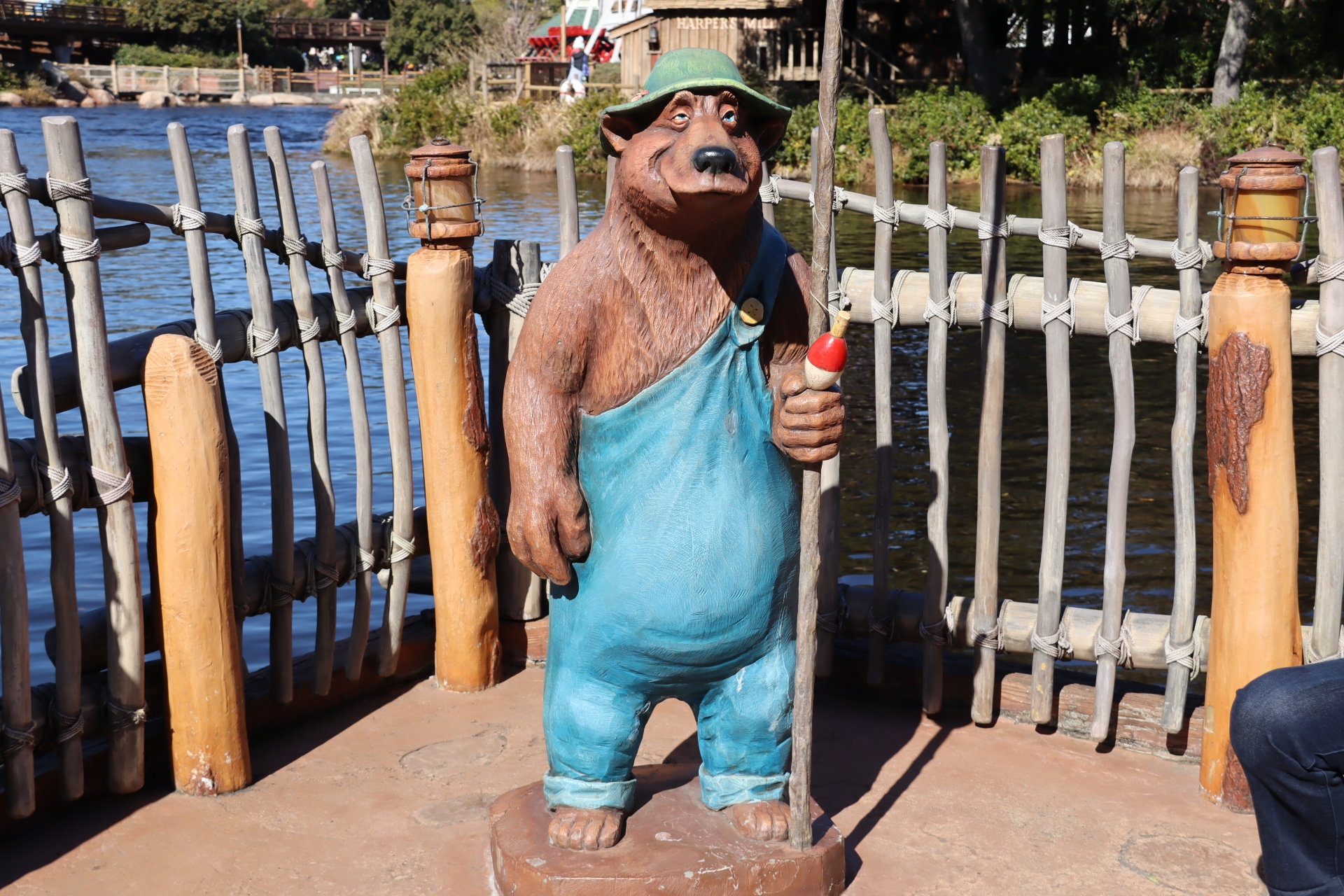 中にはこのような像も。どのクリッターもいい味を出している