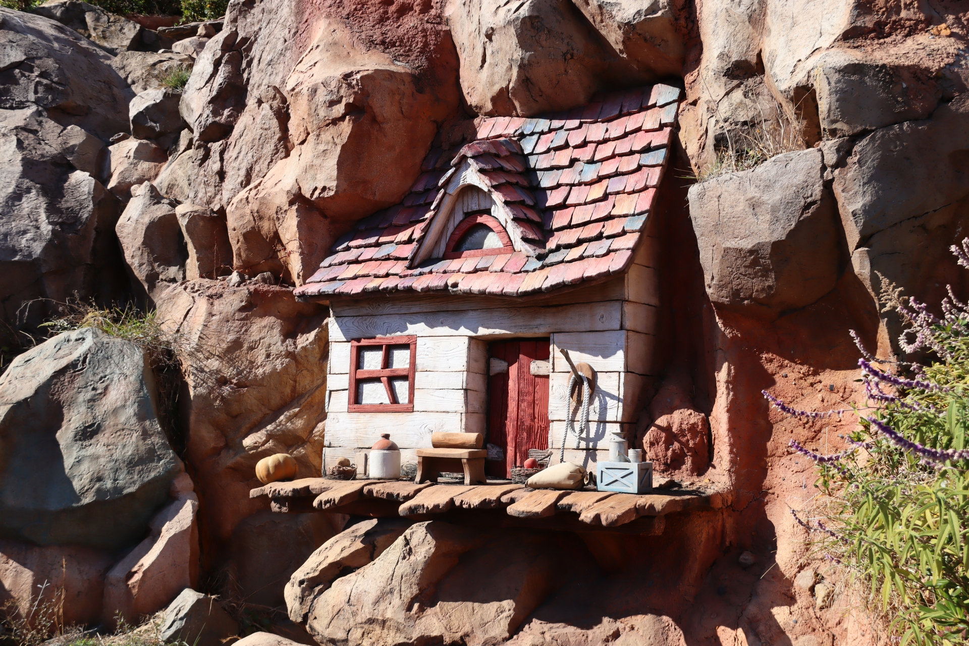 エリアを歩いていると、様々な「家」を見かける。形も大きさも様々で、どんな動物が暮らしているか、想像が掻き立てられる