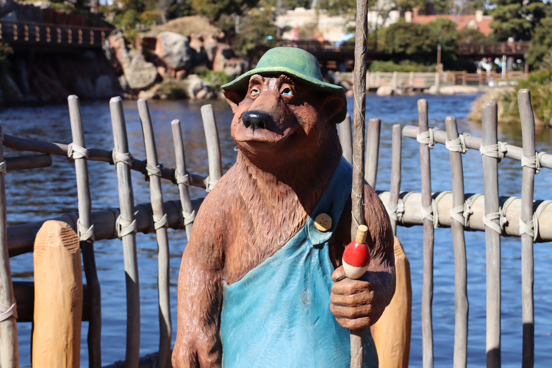 中にはこのような像も。どのクリッターもいい味を出している