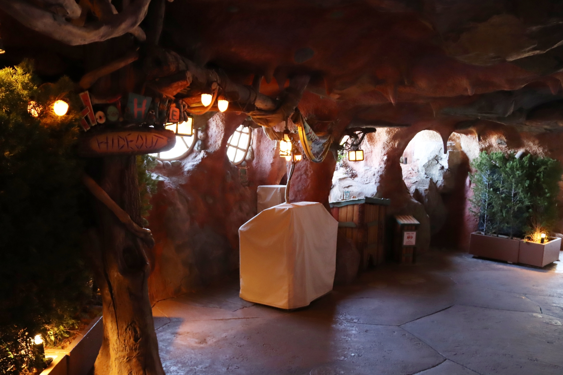 こちらは残念ながら2024年11月にクローズしたショップ「フート＆ハラー・ハイドアウト」跡地。ここにもクリッターたちの生活を感じる装置や小さな施設があったのだが、ほとんど見ることができなくなっていた