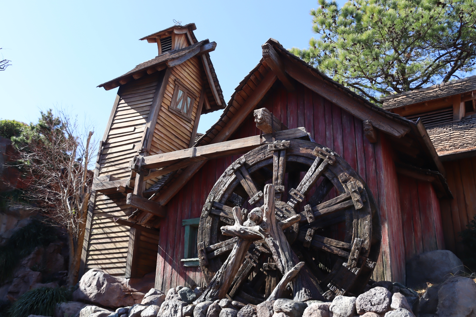 待機列は水車小屋のなかへ入るように続いている